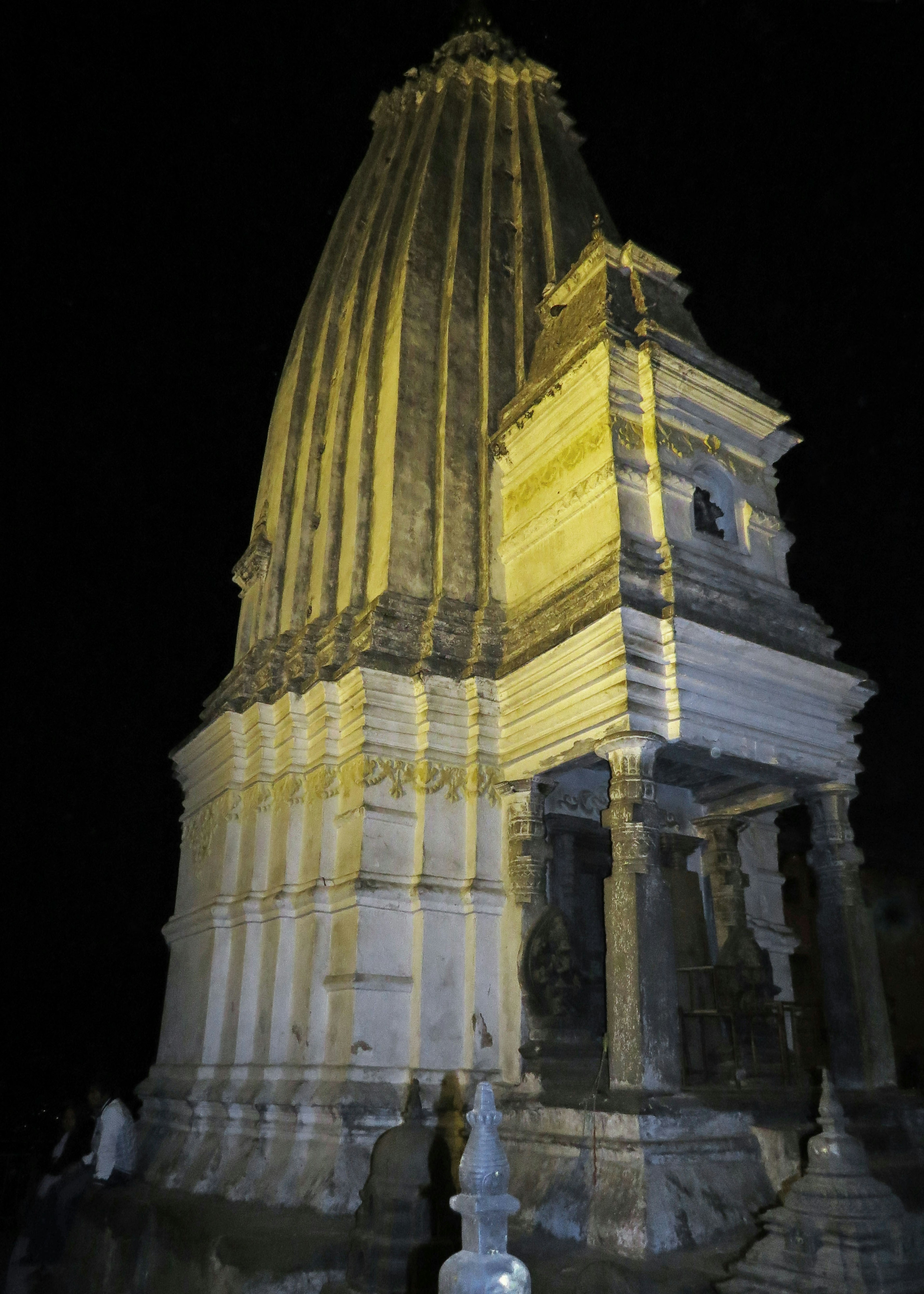 夜に照らされた寺院の塔の詳細