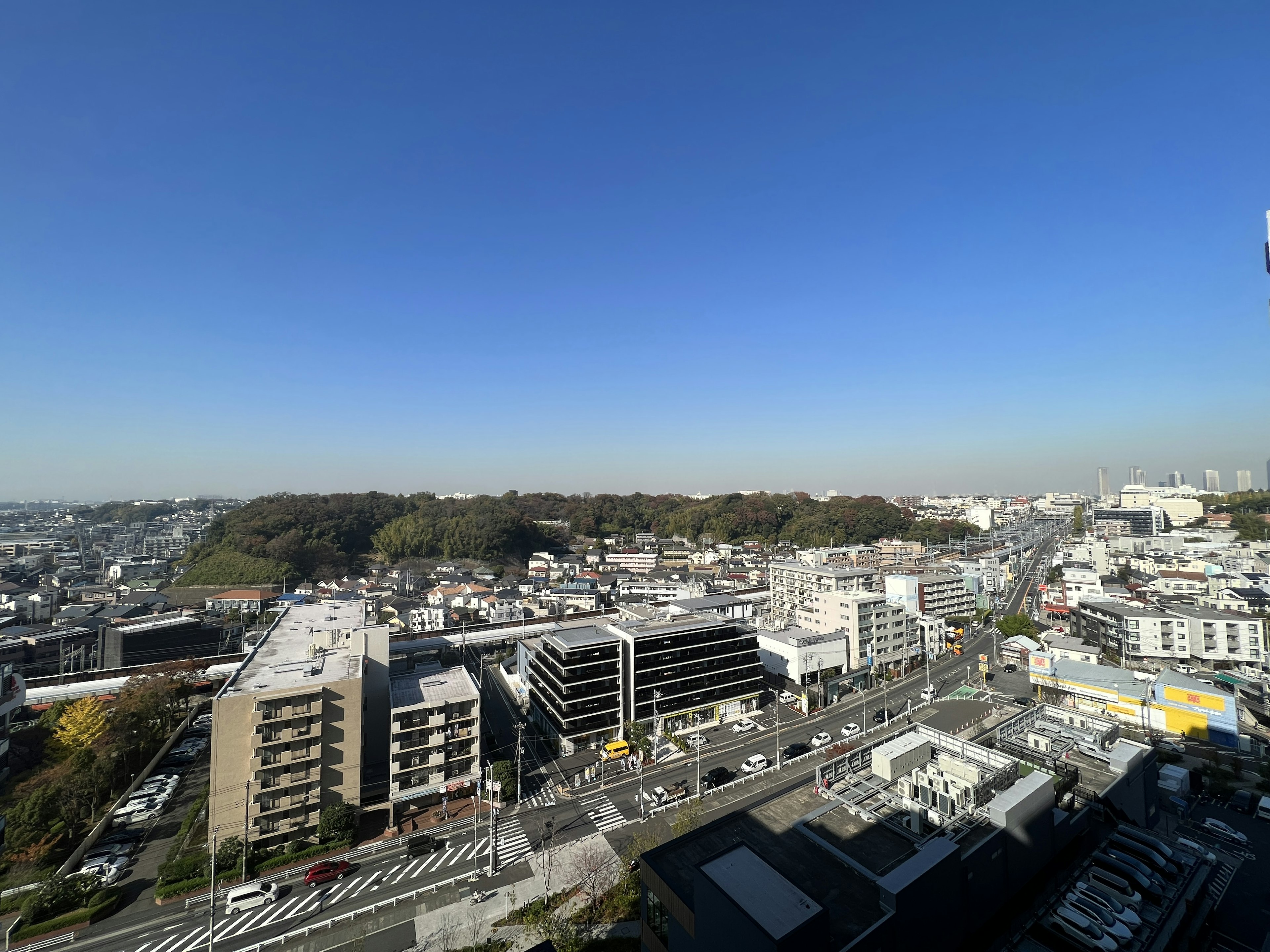 Städtische Landschaft unter einem blauen Himmel mit Hochhäusern und Wohngebieten