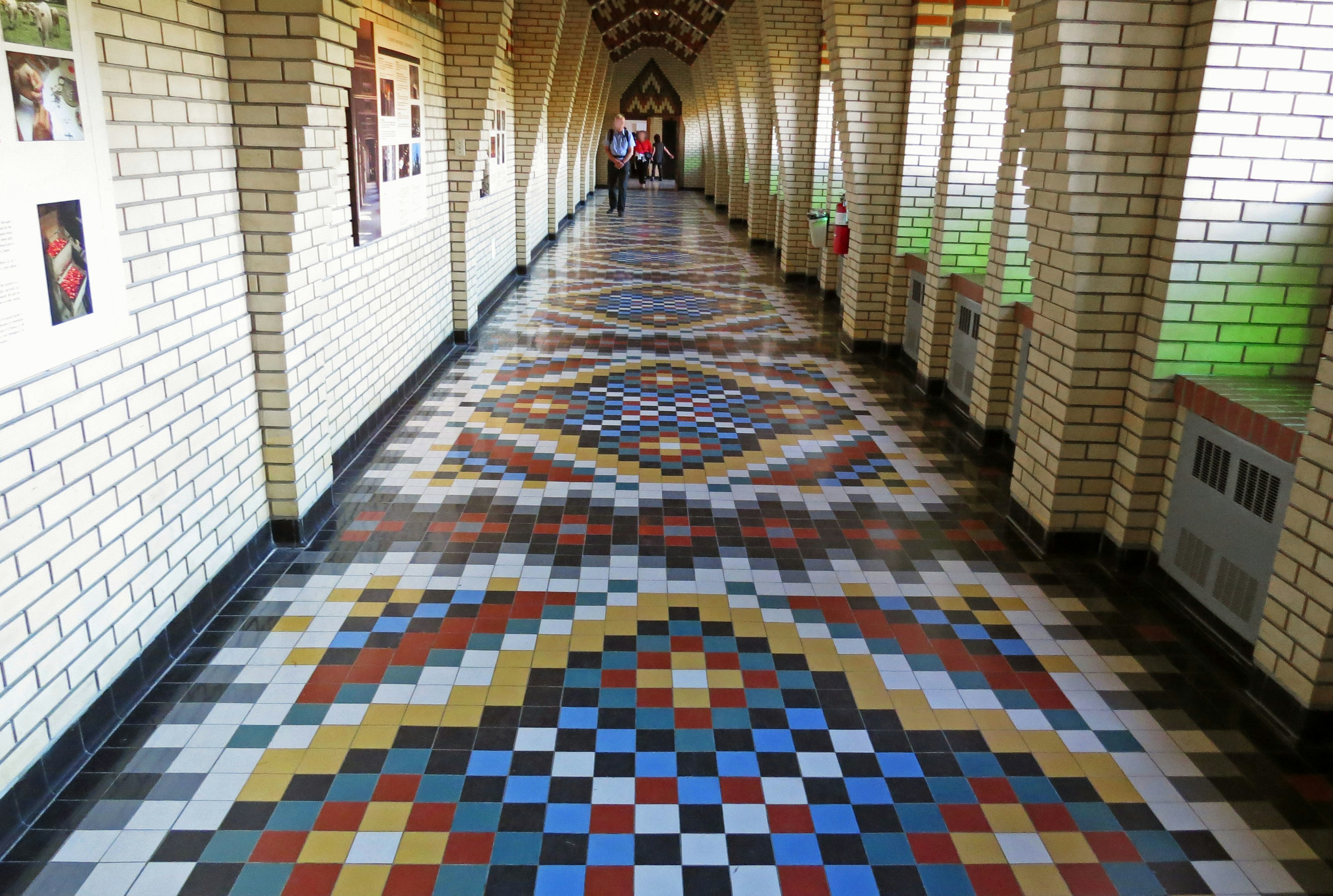 Vista interior de un pasillo con azulejos de colores y patrones