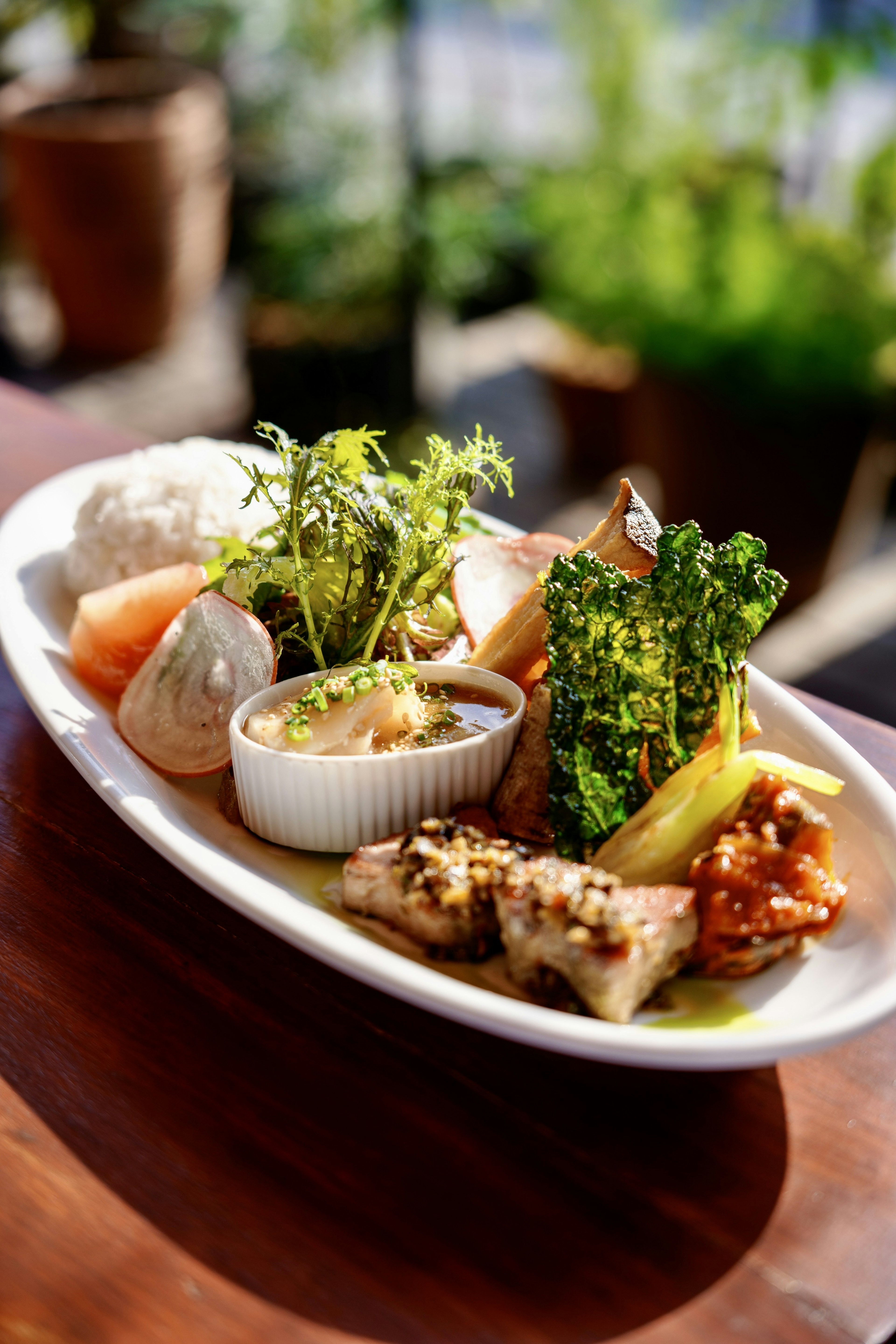 Un hermoso plato de verduras frescas y mariscos