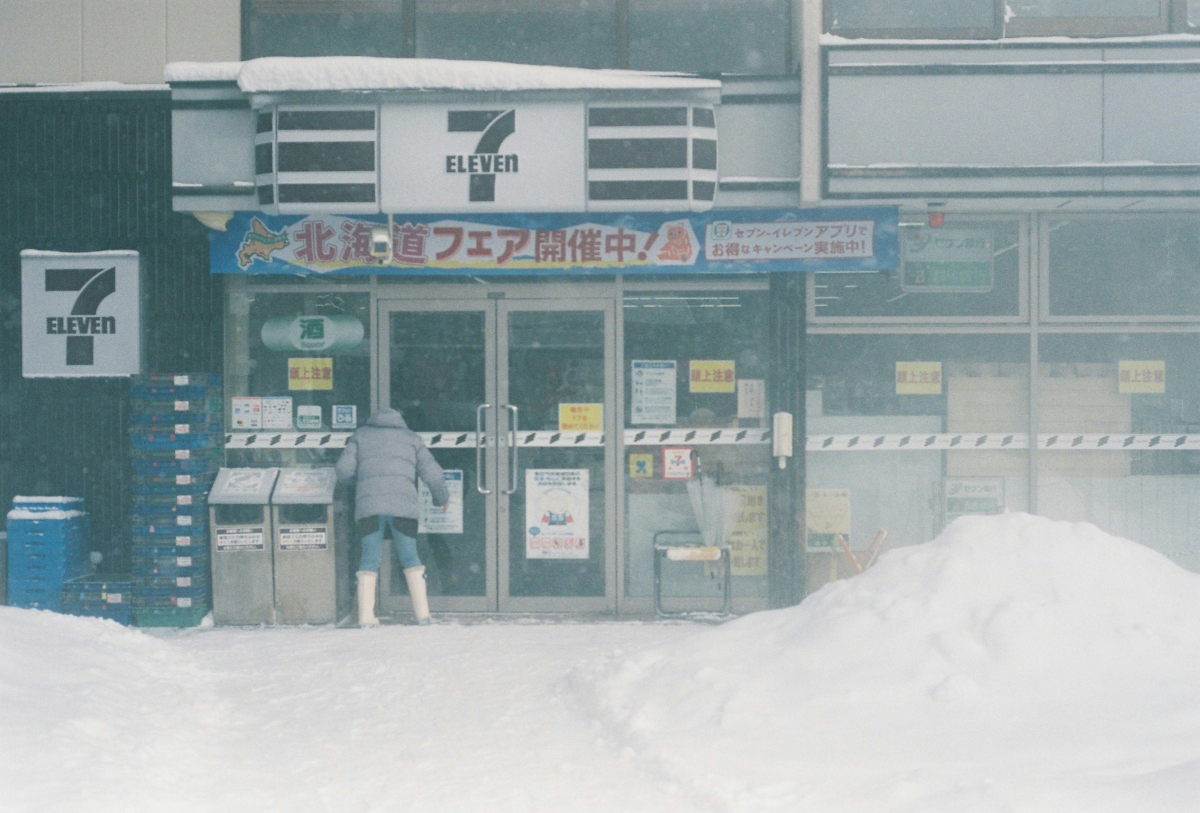 Personne devant un magasin 7-Eleven recouvert de neige