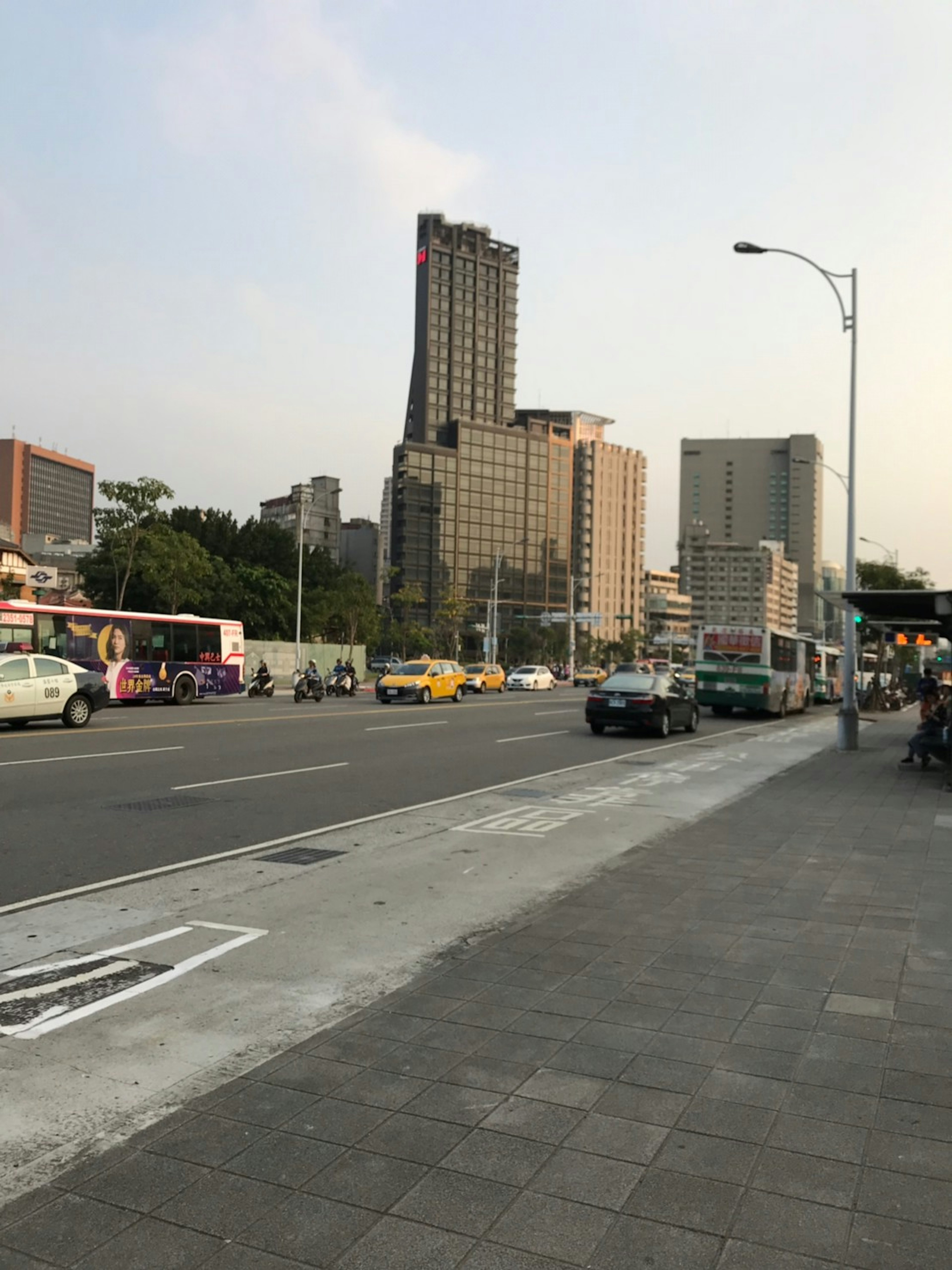 Pemandangan perkotaan dengan gedung pencakar langit dan kendaraan di jalan