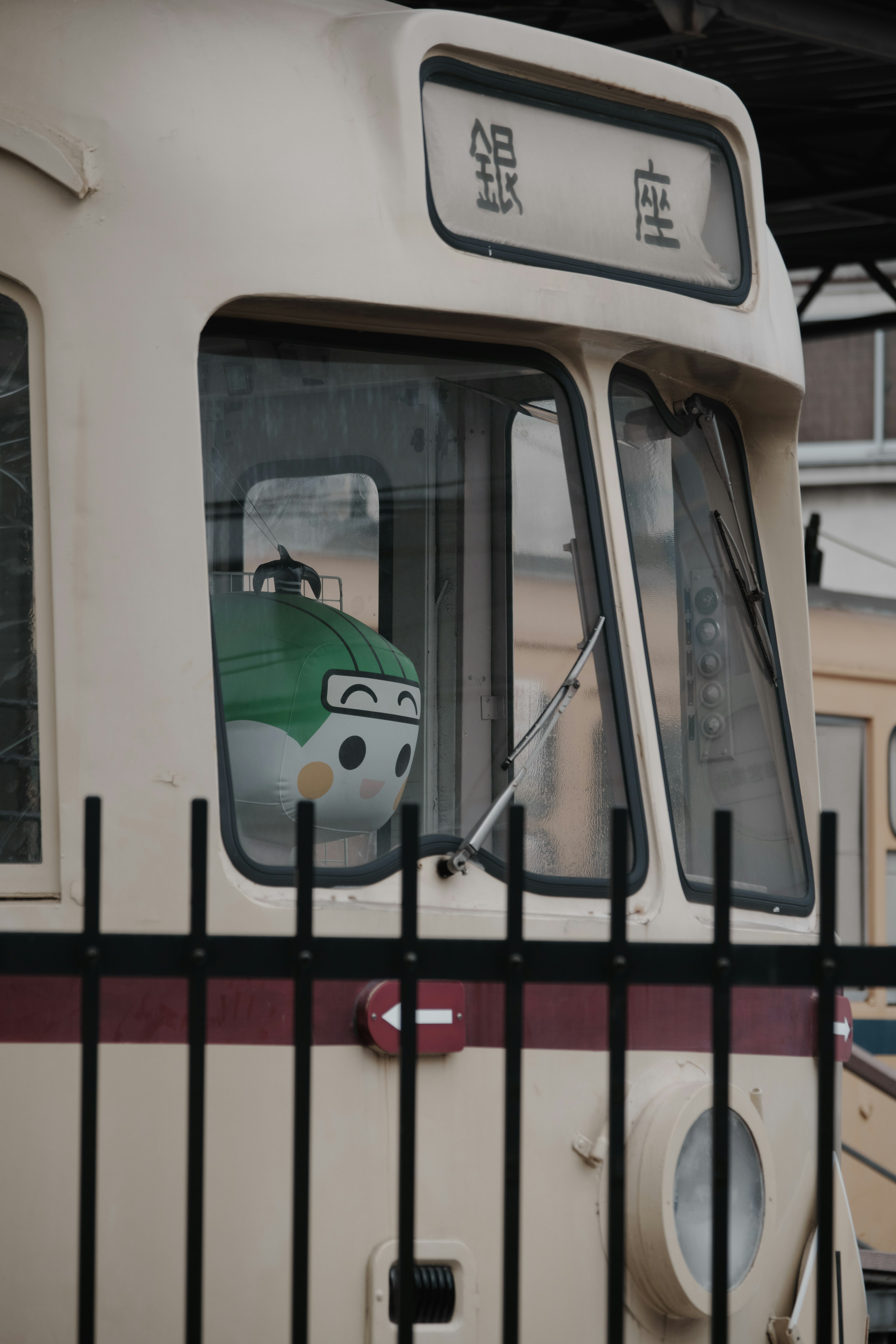 Cabina di guida di un vecchio treno con un personaggio verde