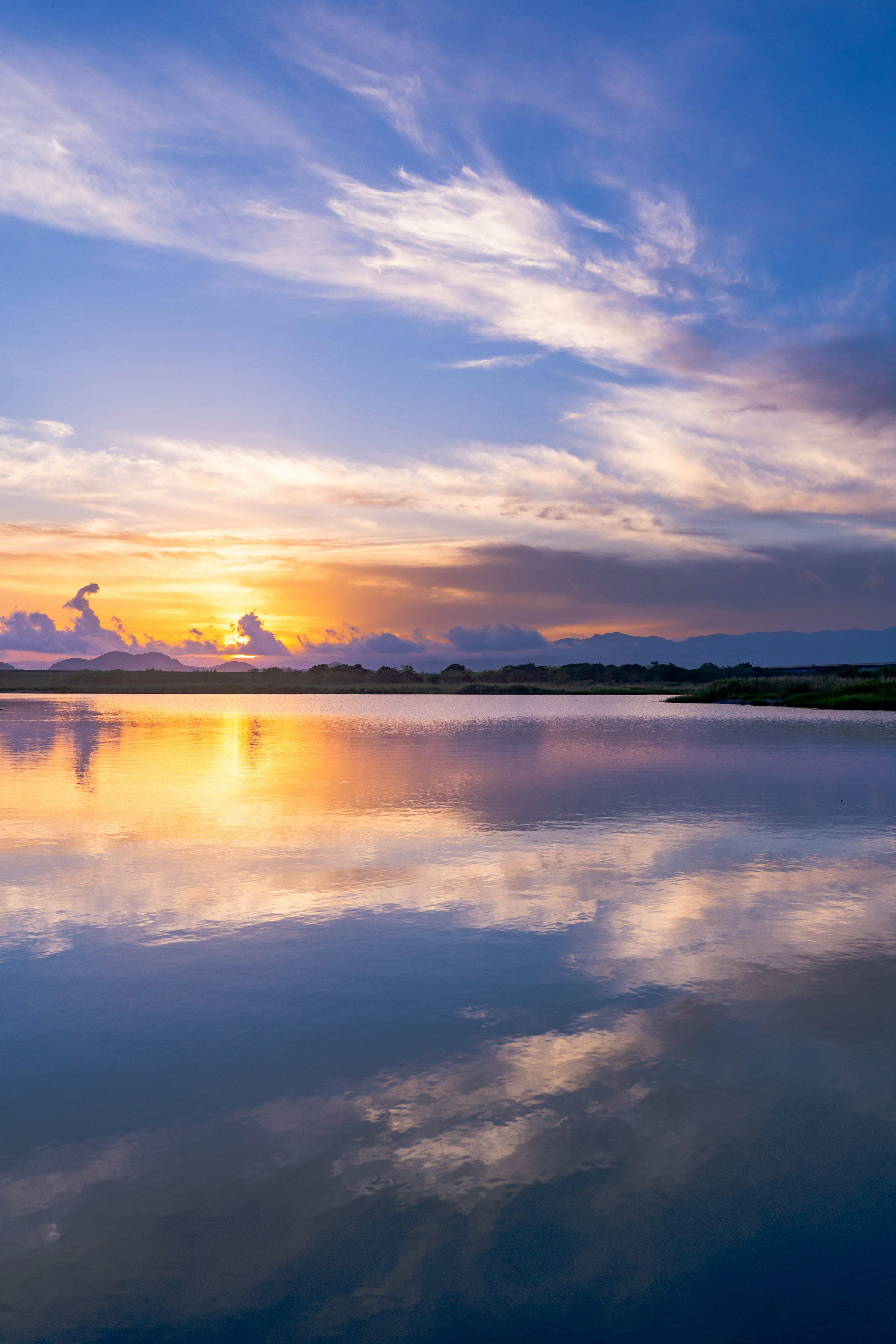 美しい夕焼けが湖面に映る風景