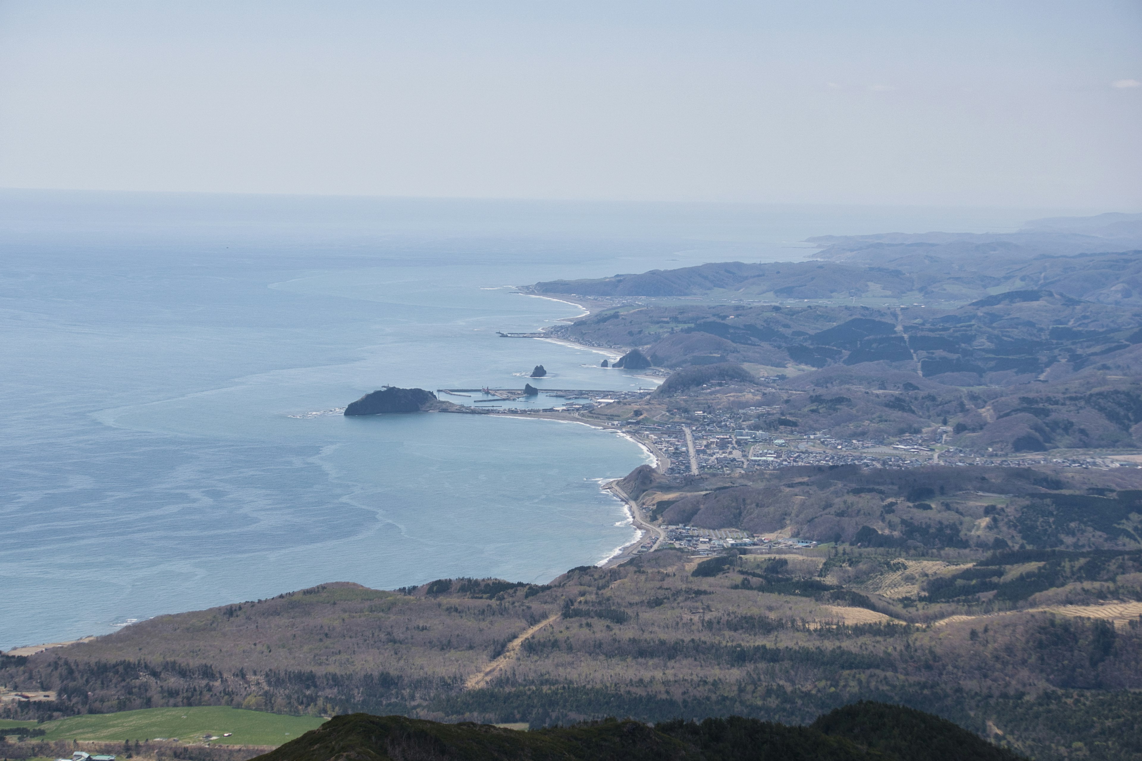 Vue aérienne de la côte et de la ville depuis une montagne