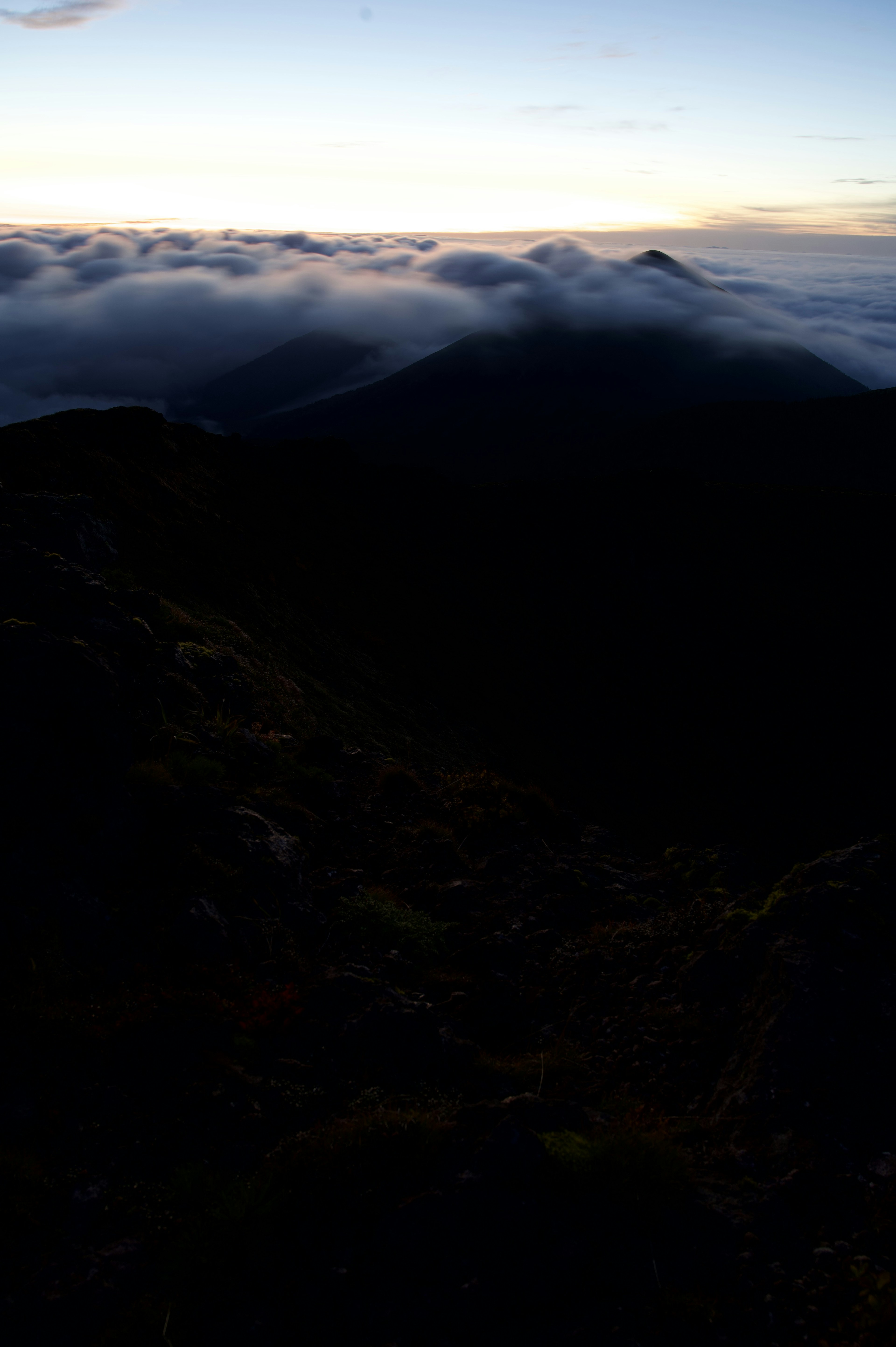 Paesaggio montano con nuvole all'alba