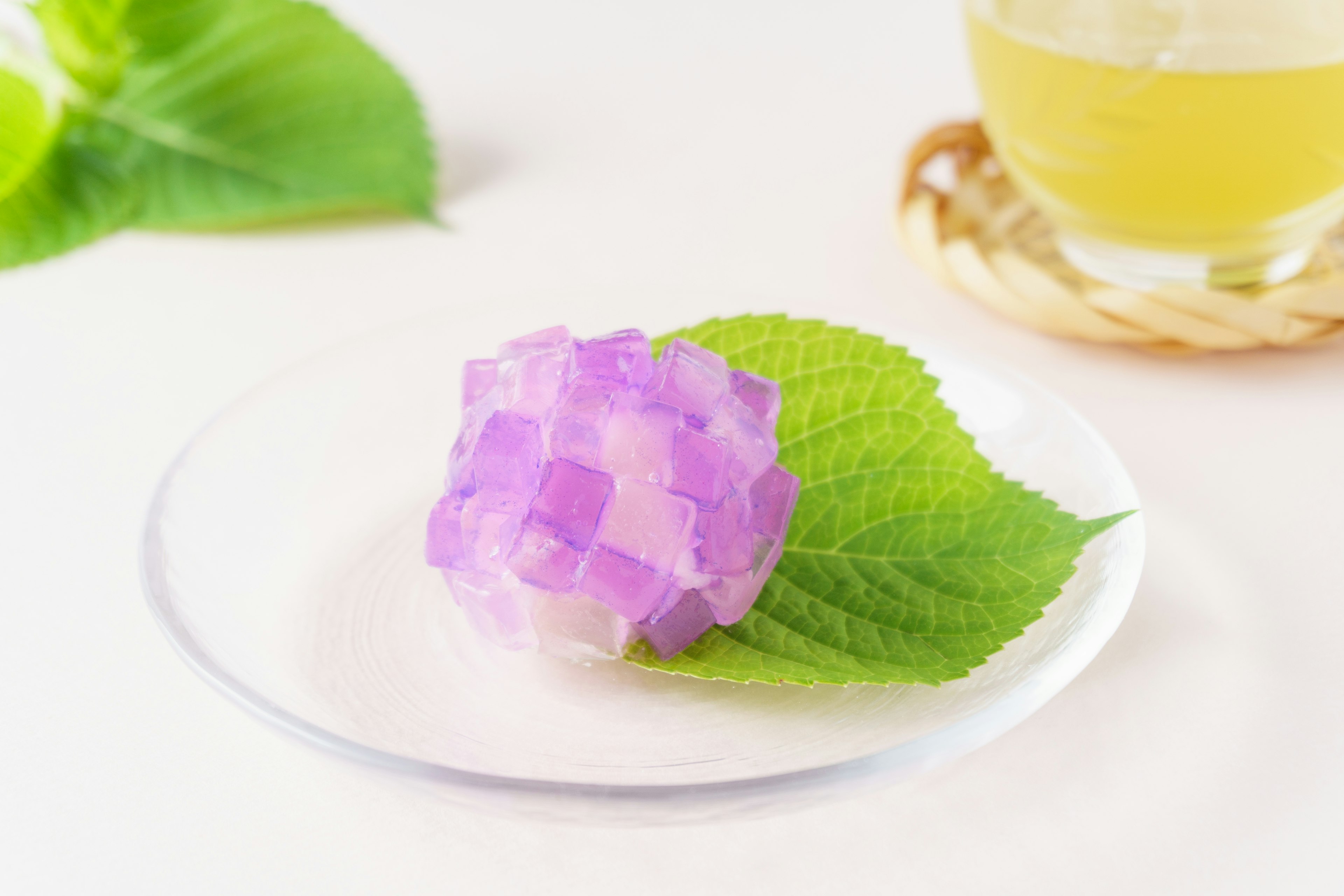 Confiserie japonaise violette posée sur une feuille