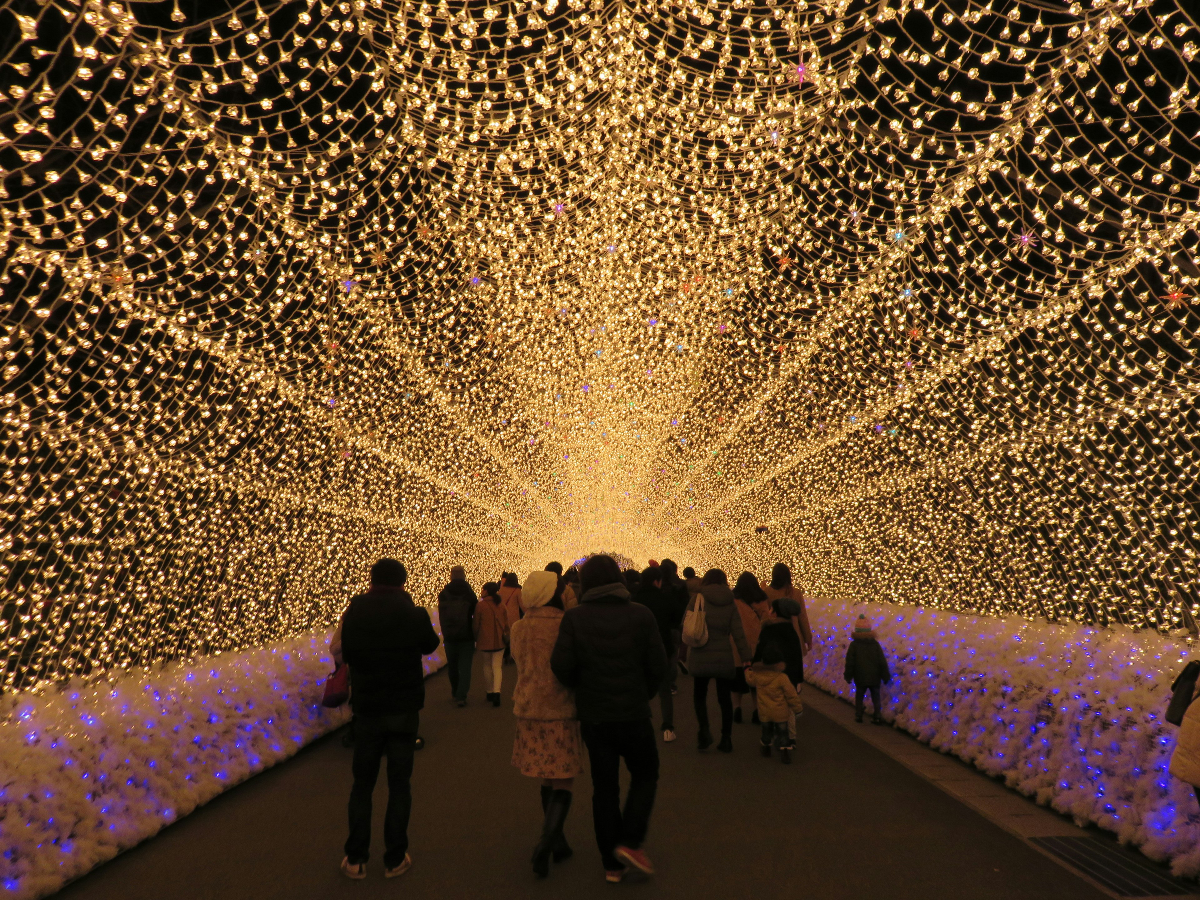 Un hermoso túnel de luces con personas caminando