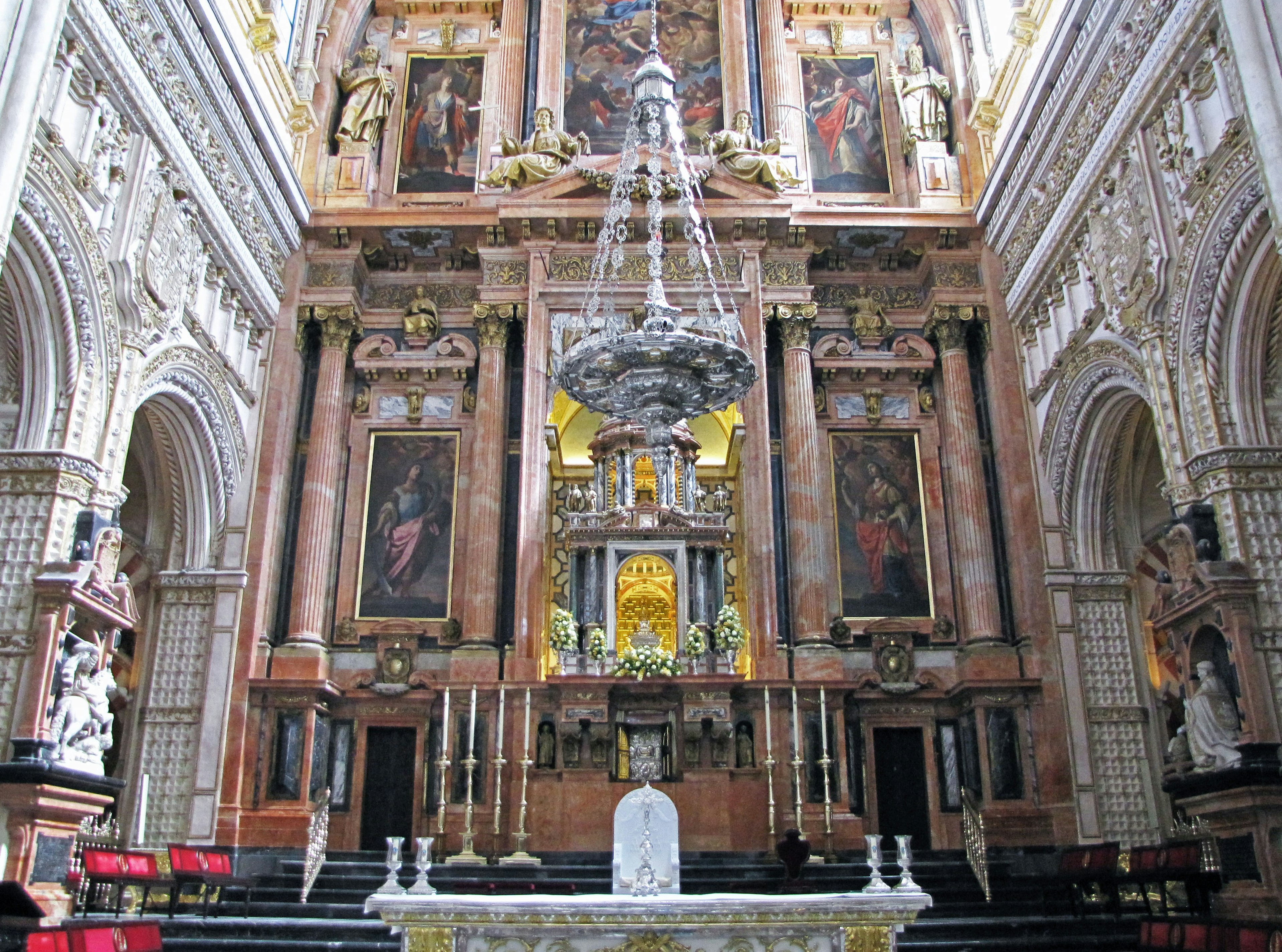 Schöner barocker Kirchenaltar mit Gemälden an den Wänden und aufwendigen Dekorationen