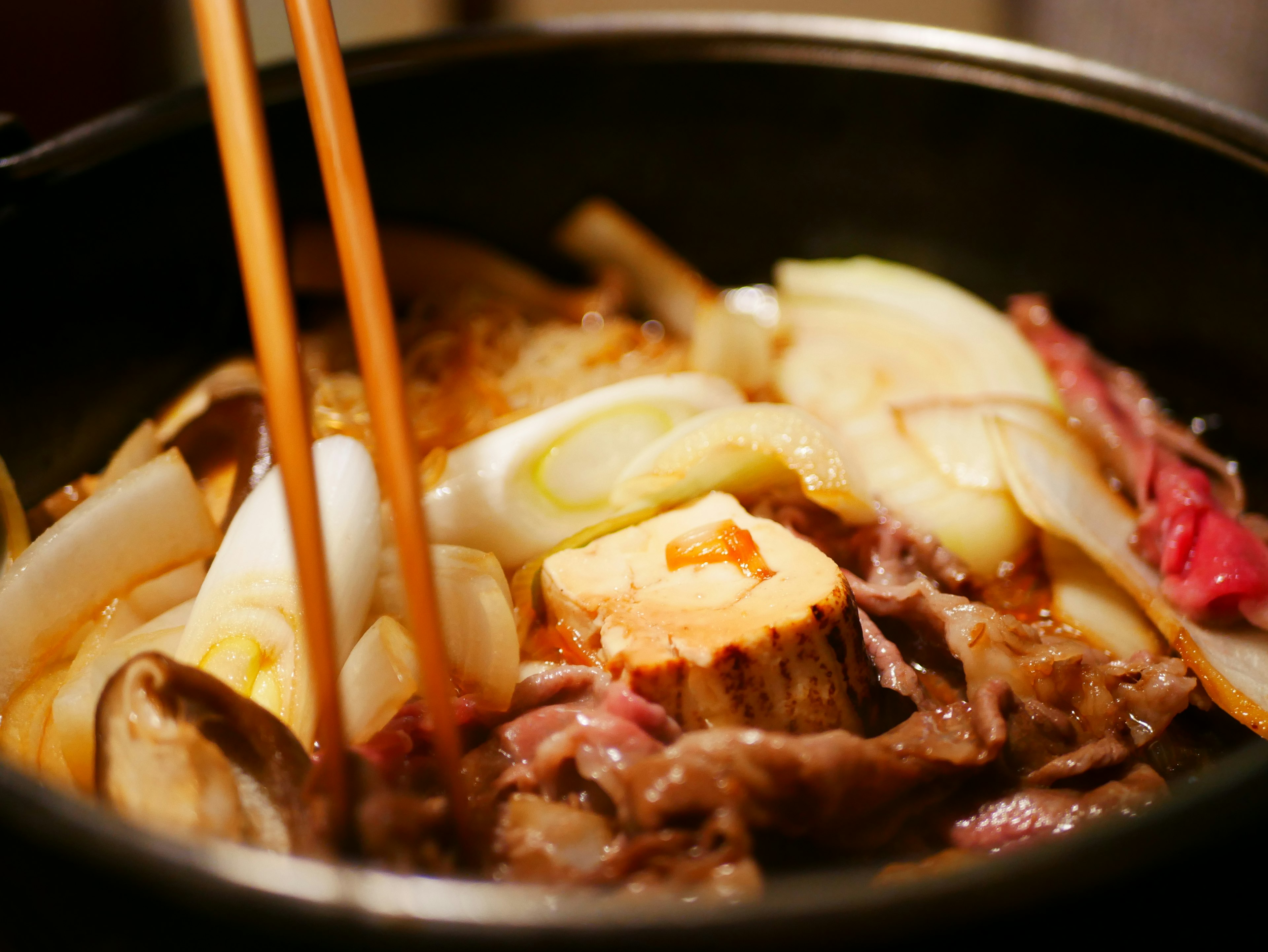 鍋料理の中に野菜と肉が入っている