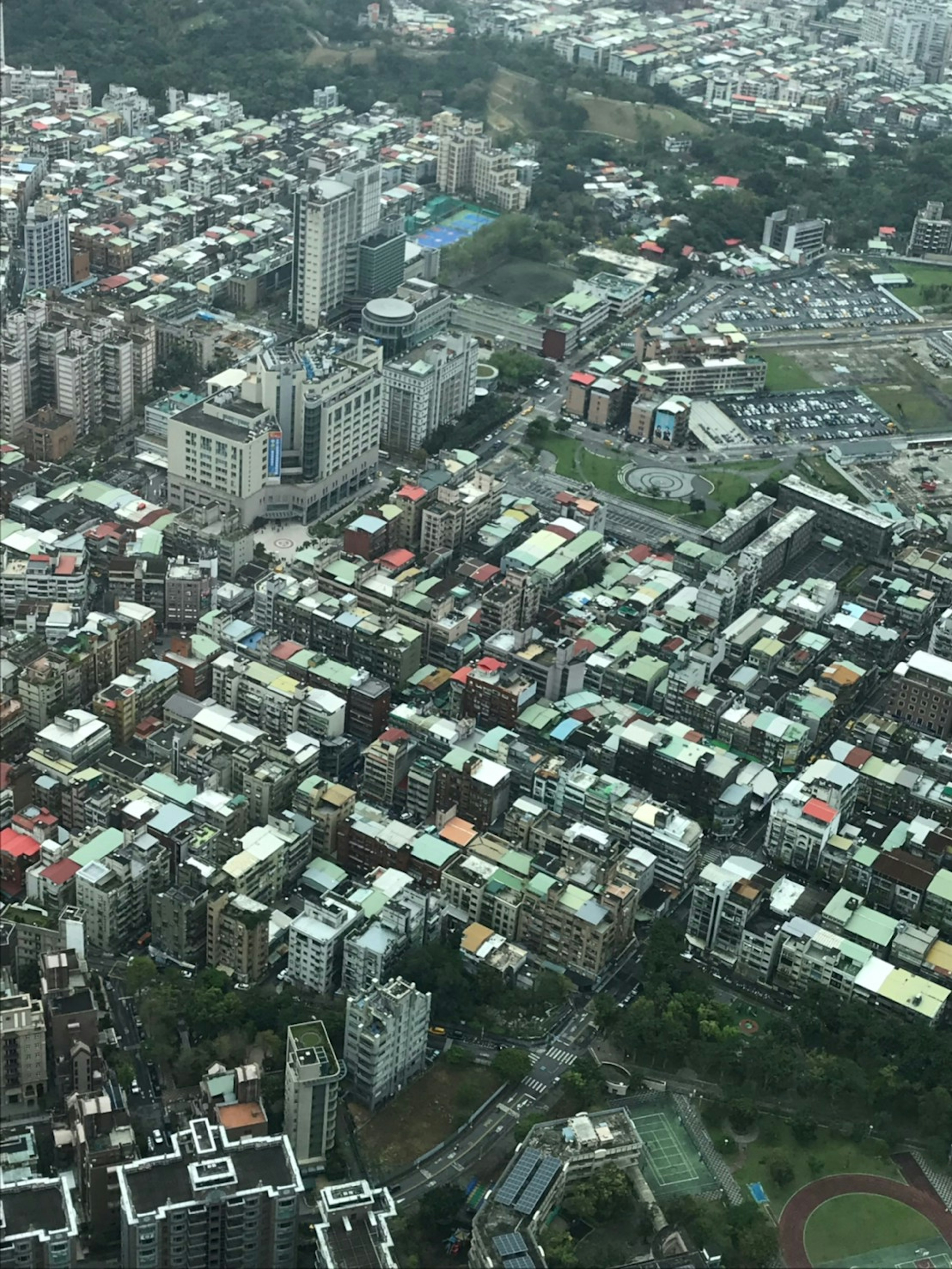 高層ビルと住宅が混在する都市の上空写真