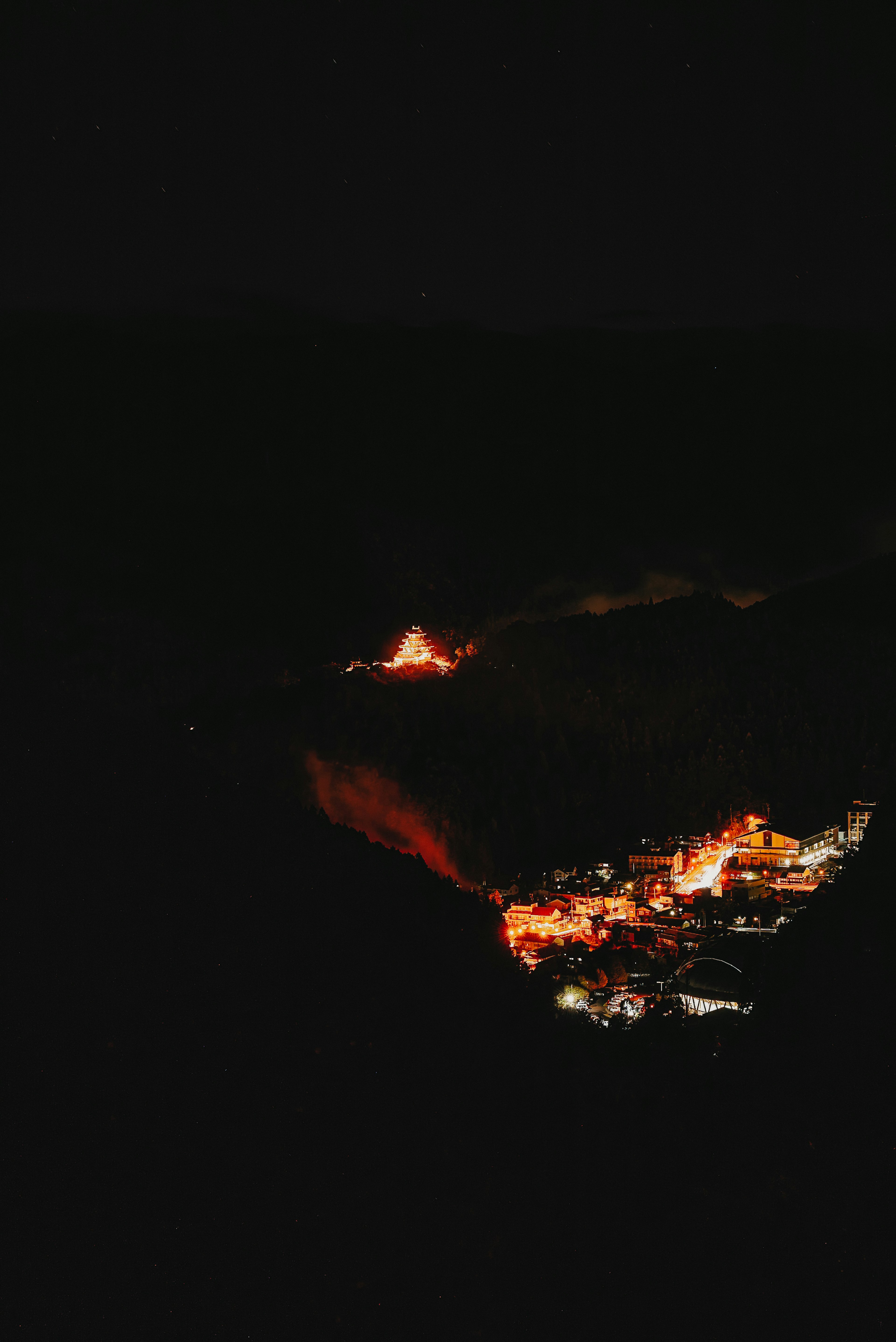 夜の海の中で光る火のような反射