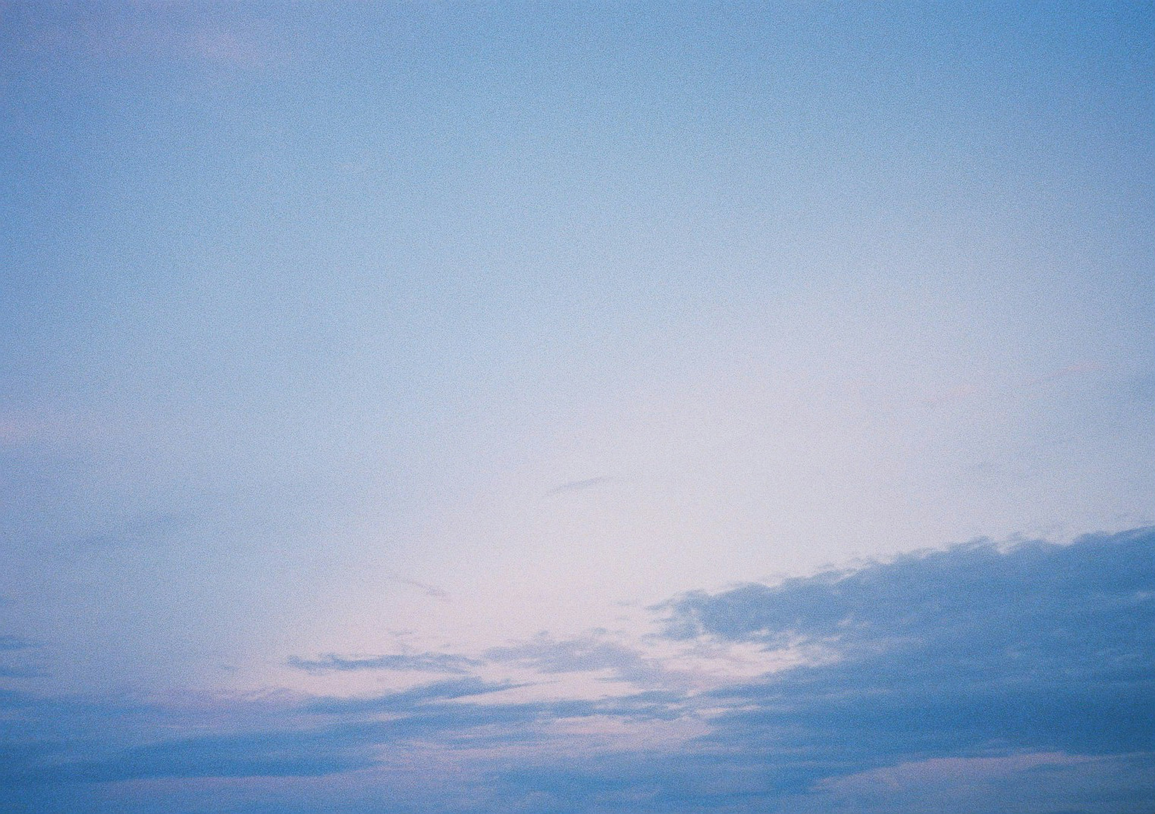 Un cielo blu sereno con nuvole soffici