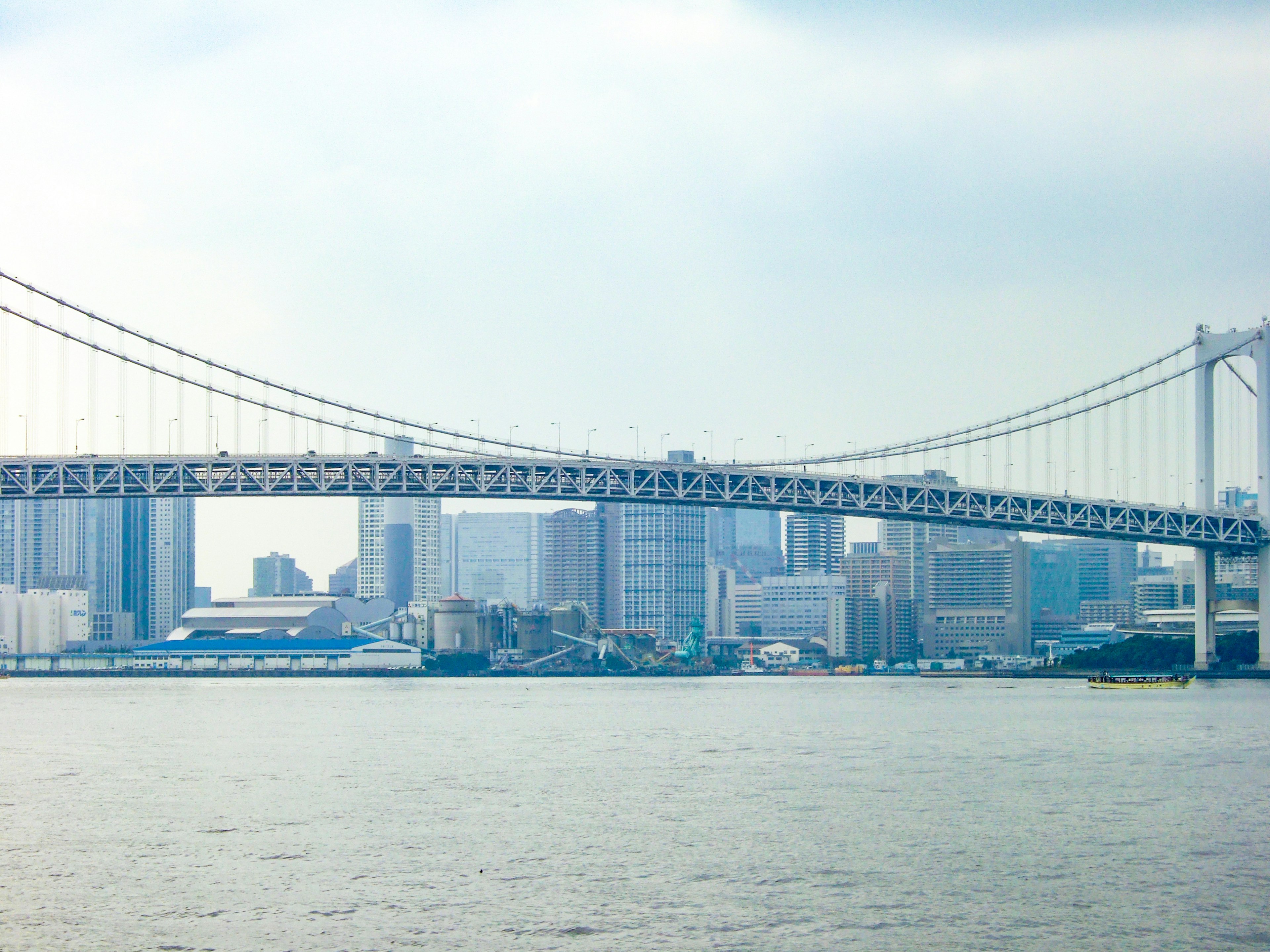 Un hermoso puente con un horizonte urbano reflejado en el agua