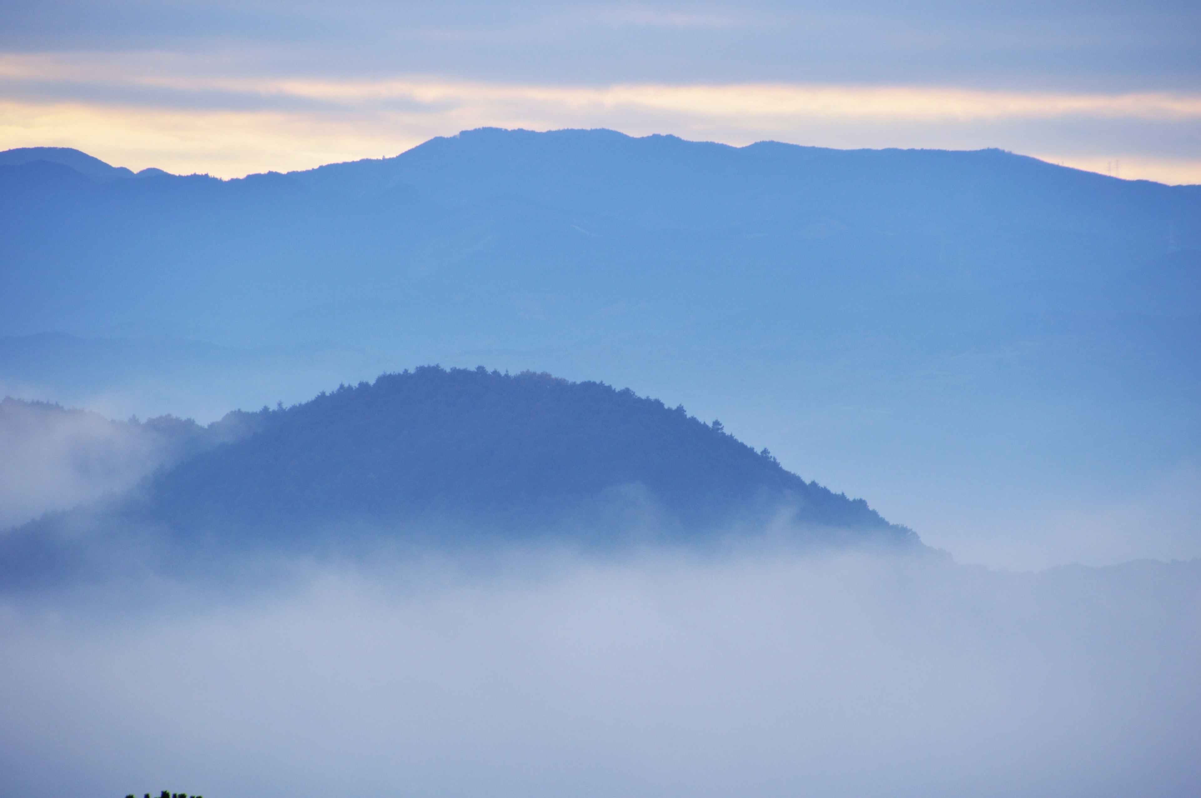 Chaînes de montagnes bleues enveloppées de brume