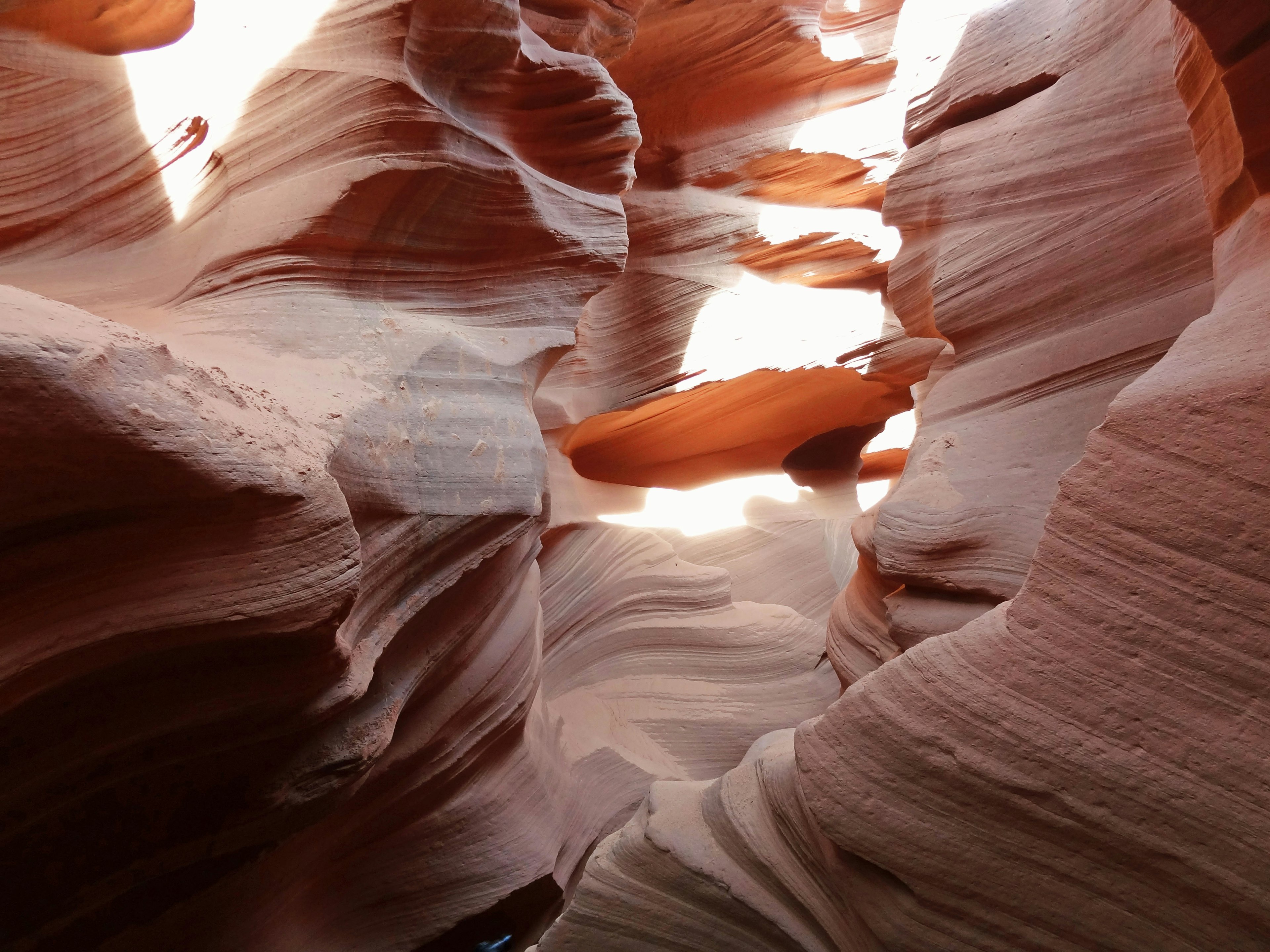 Paysage magnifique du canyon Antelope avec des formations rocheuses rougeâtres