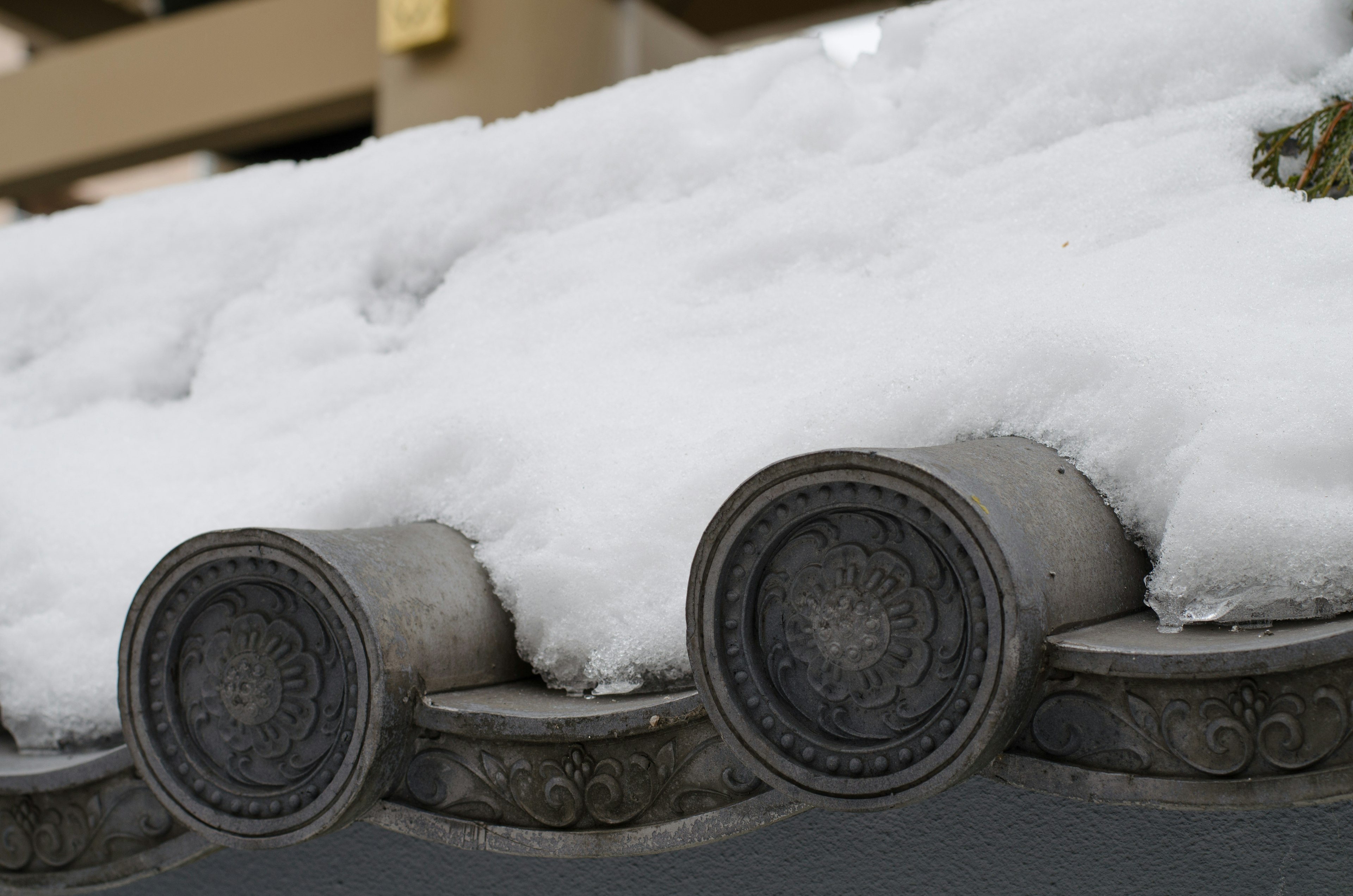 雪に覆われた伝統的な屋根の瓦の部分