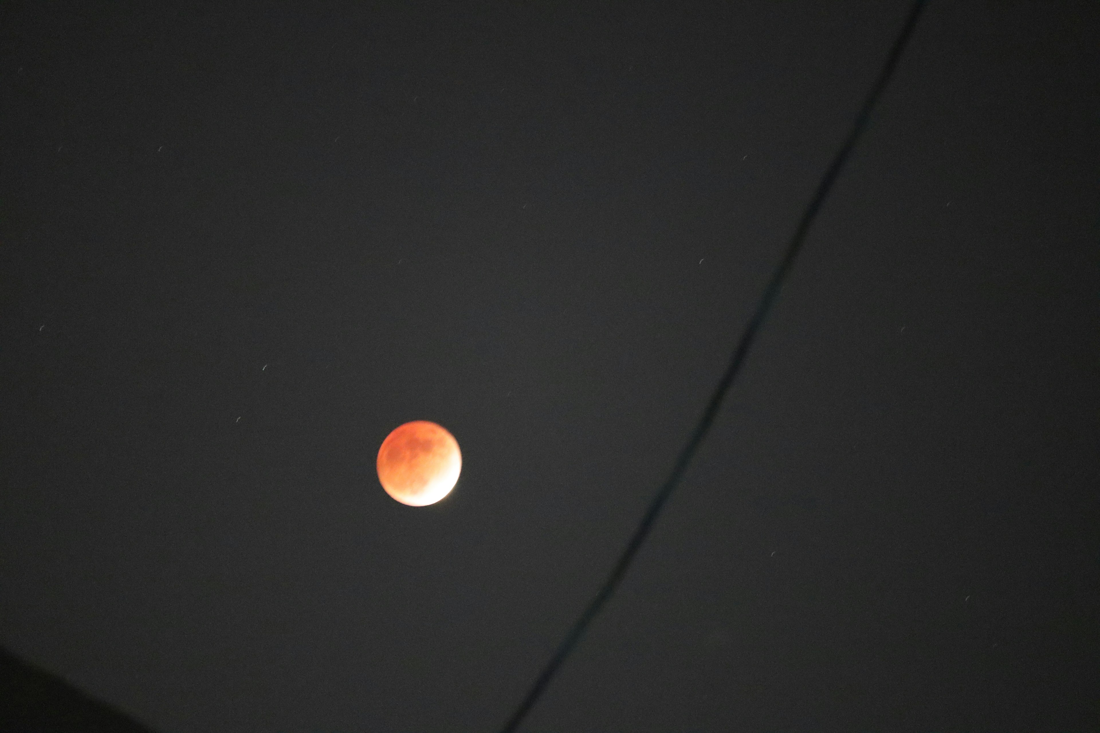 Luna rossa che galleggia nel cielo notturno