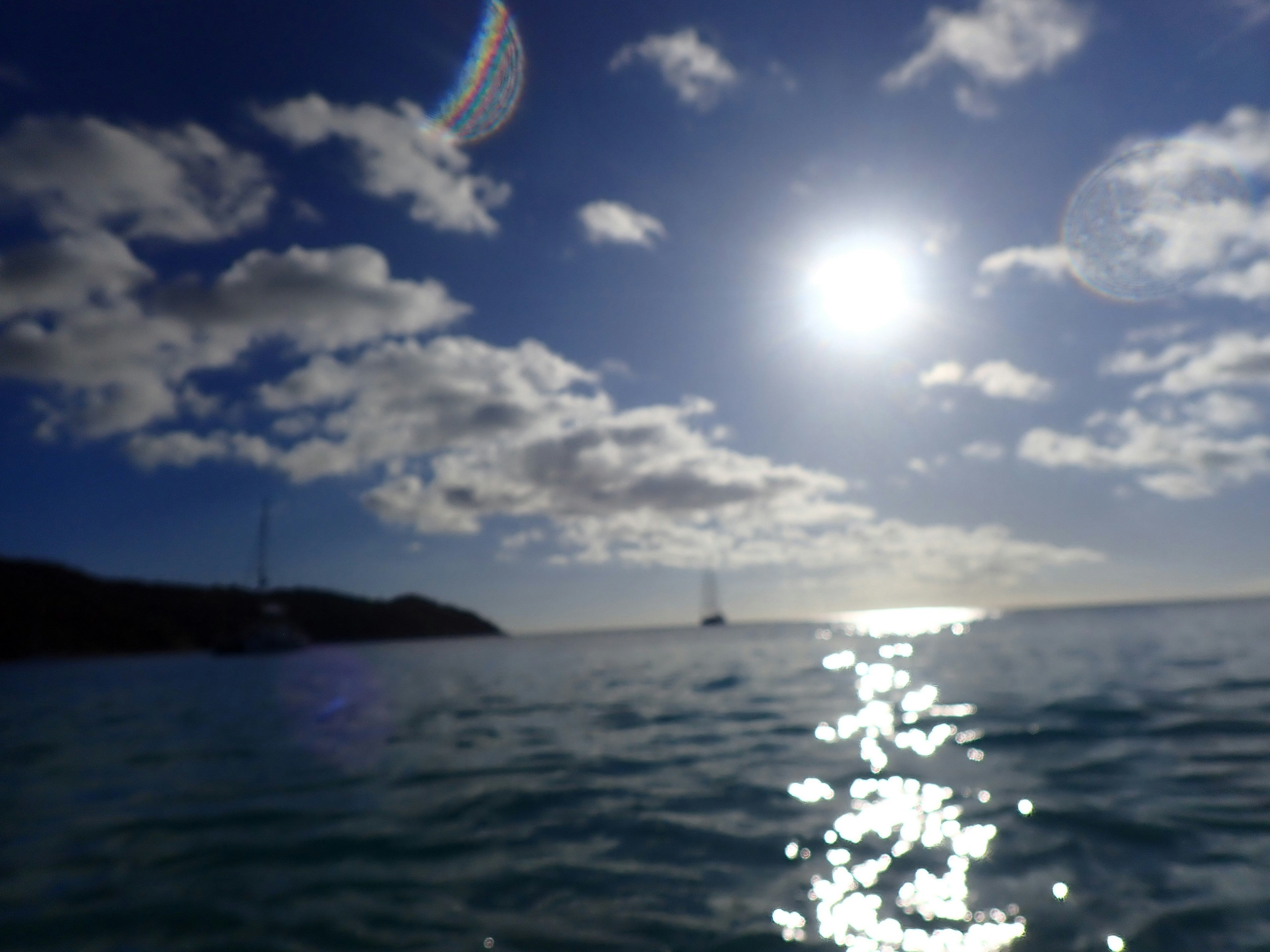 Vue panoramique de l'océan bleu avec un soleil brillant