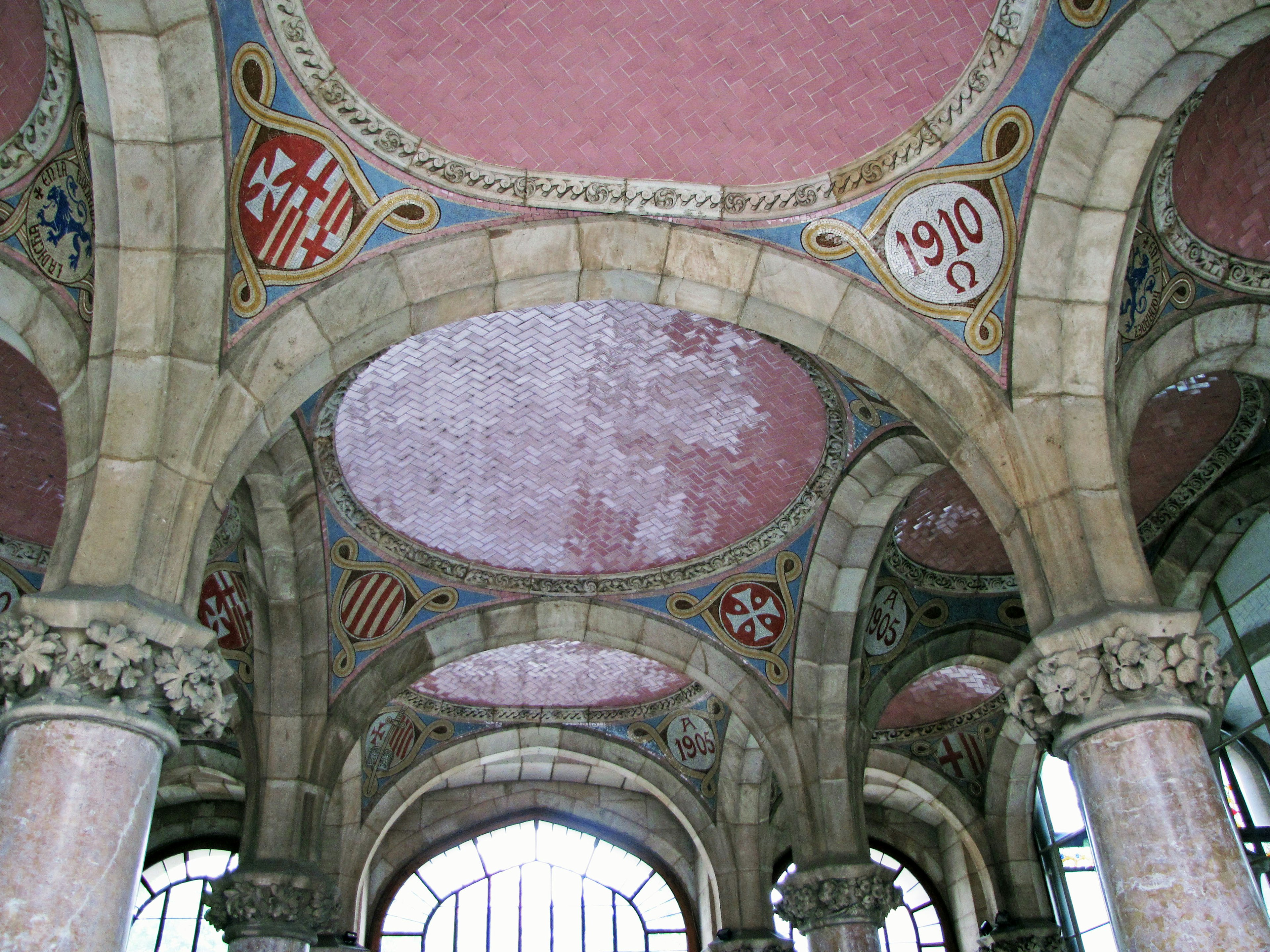 Intérieur d'un bâtiment avec des arches décorées et des colonnes en pierre