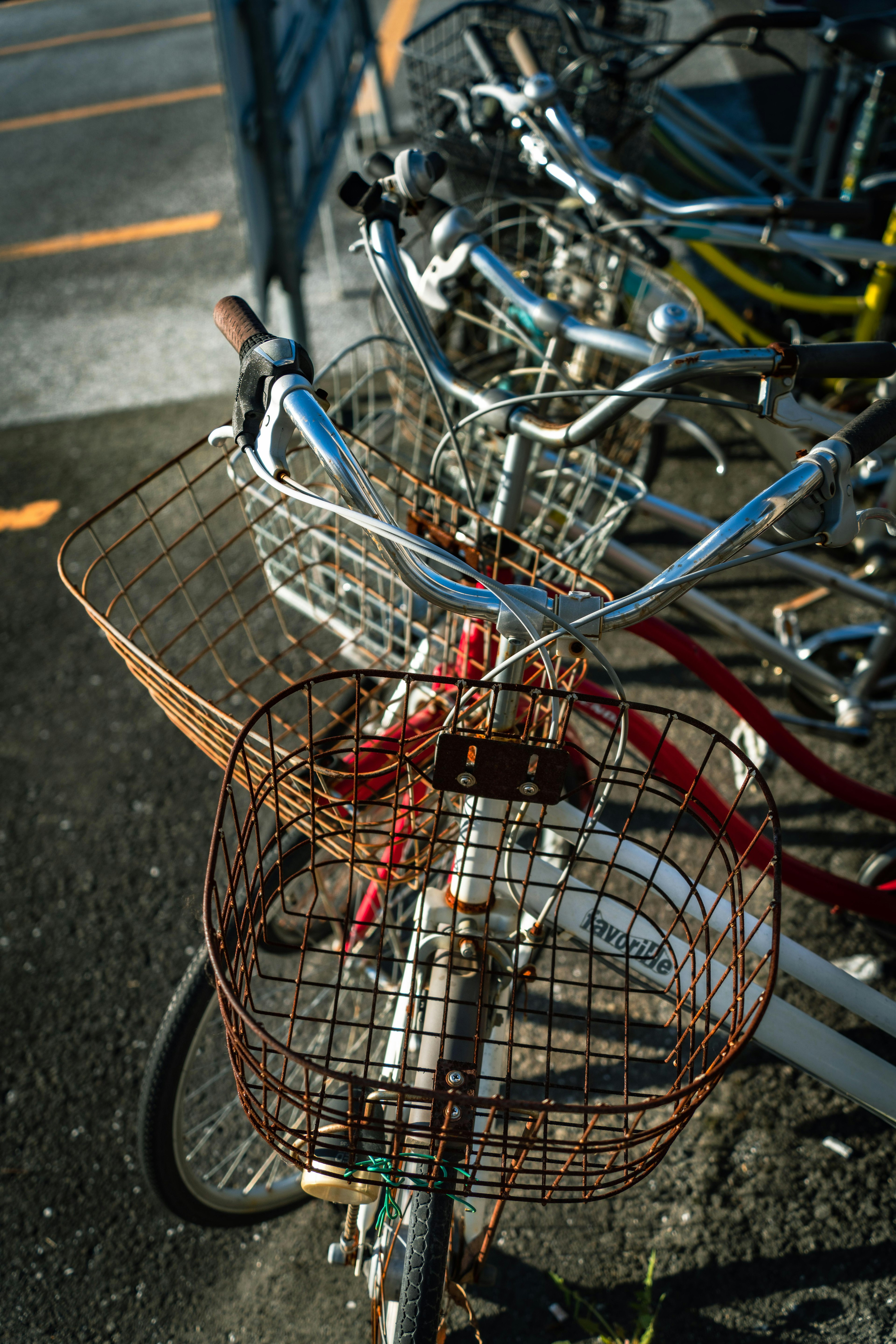 Primer plano de una bicicleta vieja con una cesta oxidada