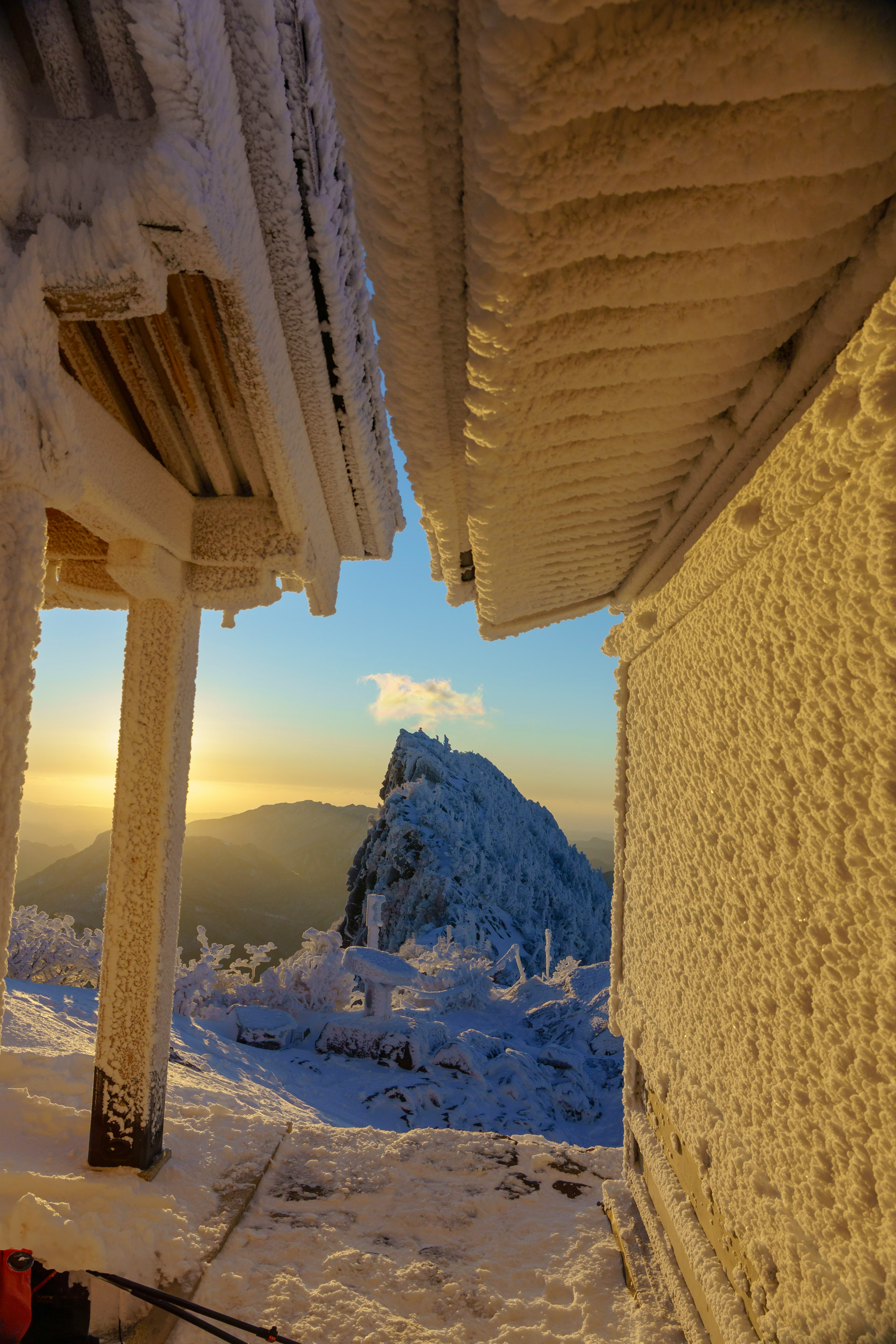 Vista de una montaña cubierta de nieve con una impresionante puesta de sol de fondo