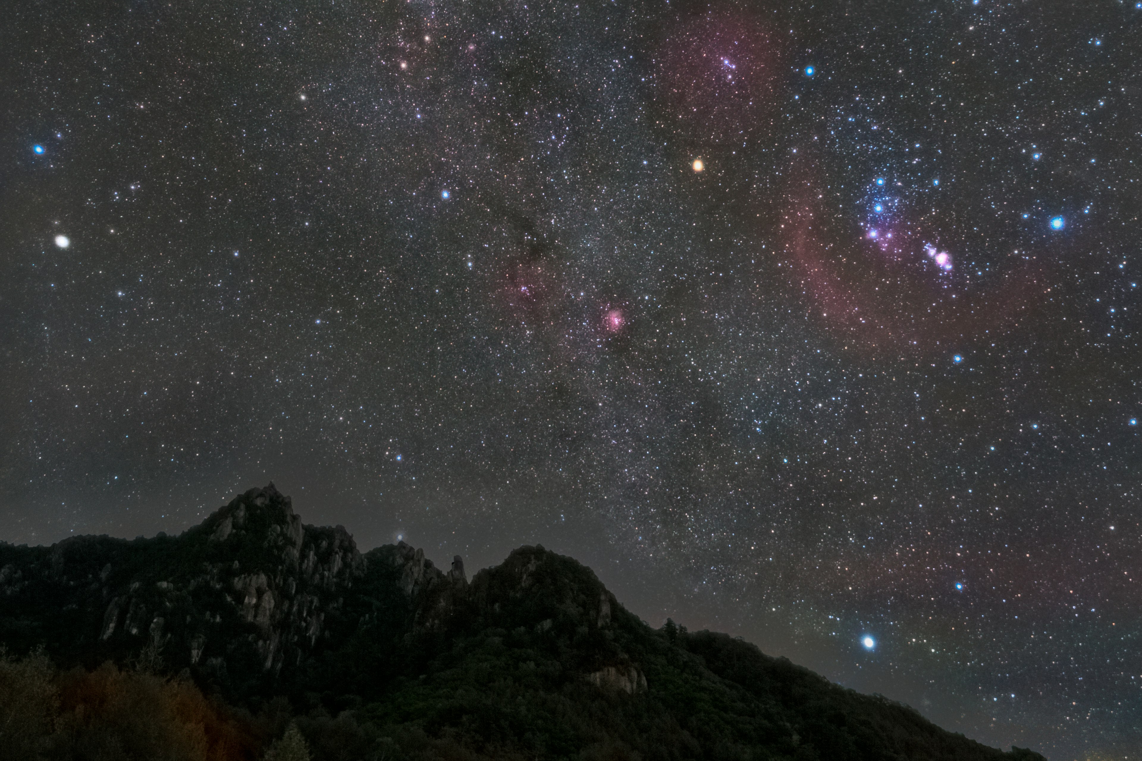 星空と山のシルエットが映る夜の風景