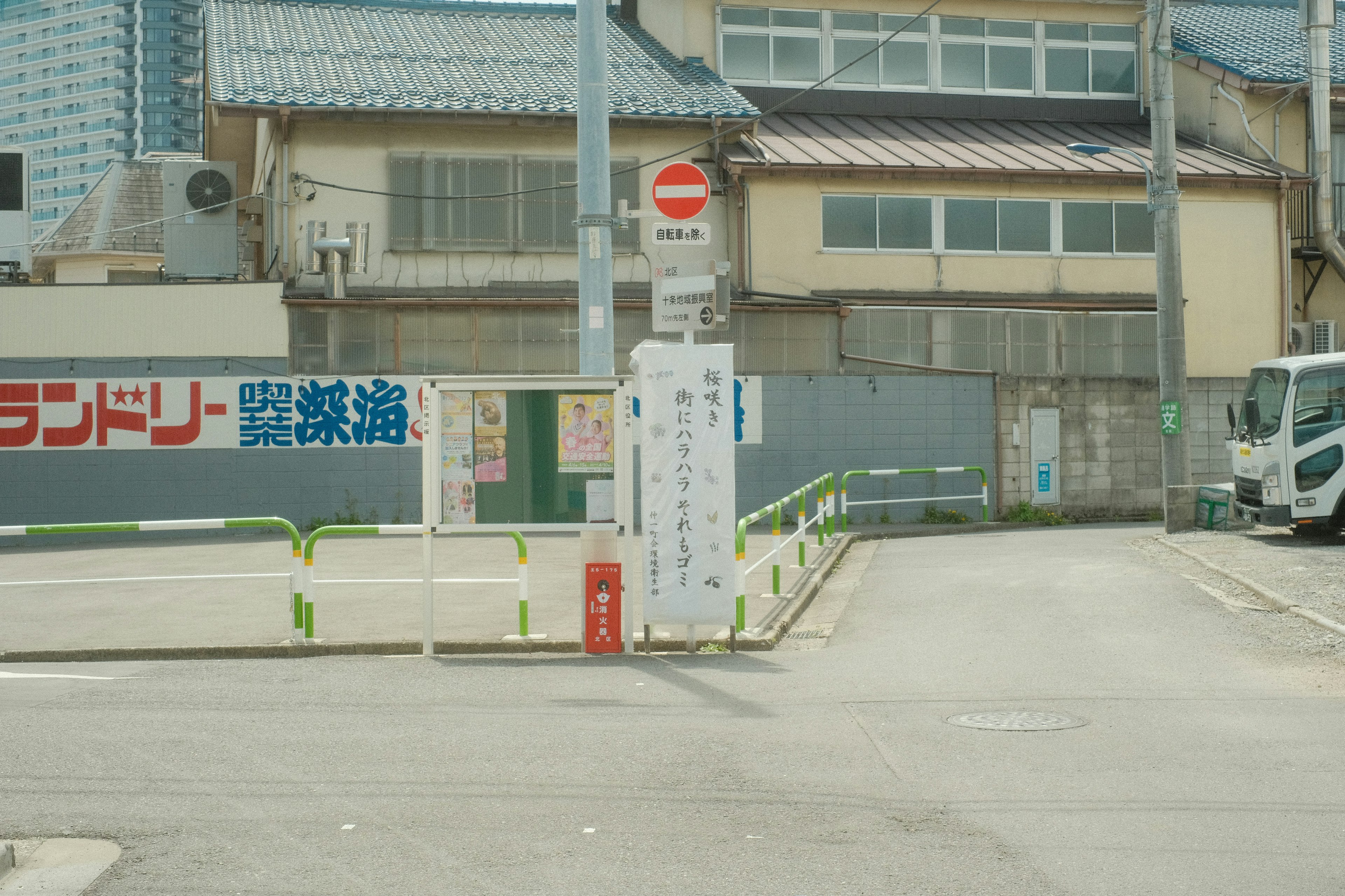 道路に面した看板と建物の風景