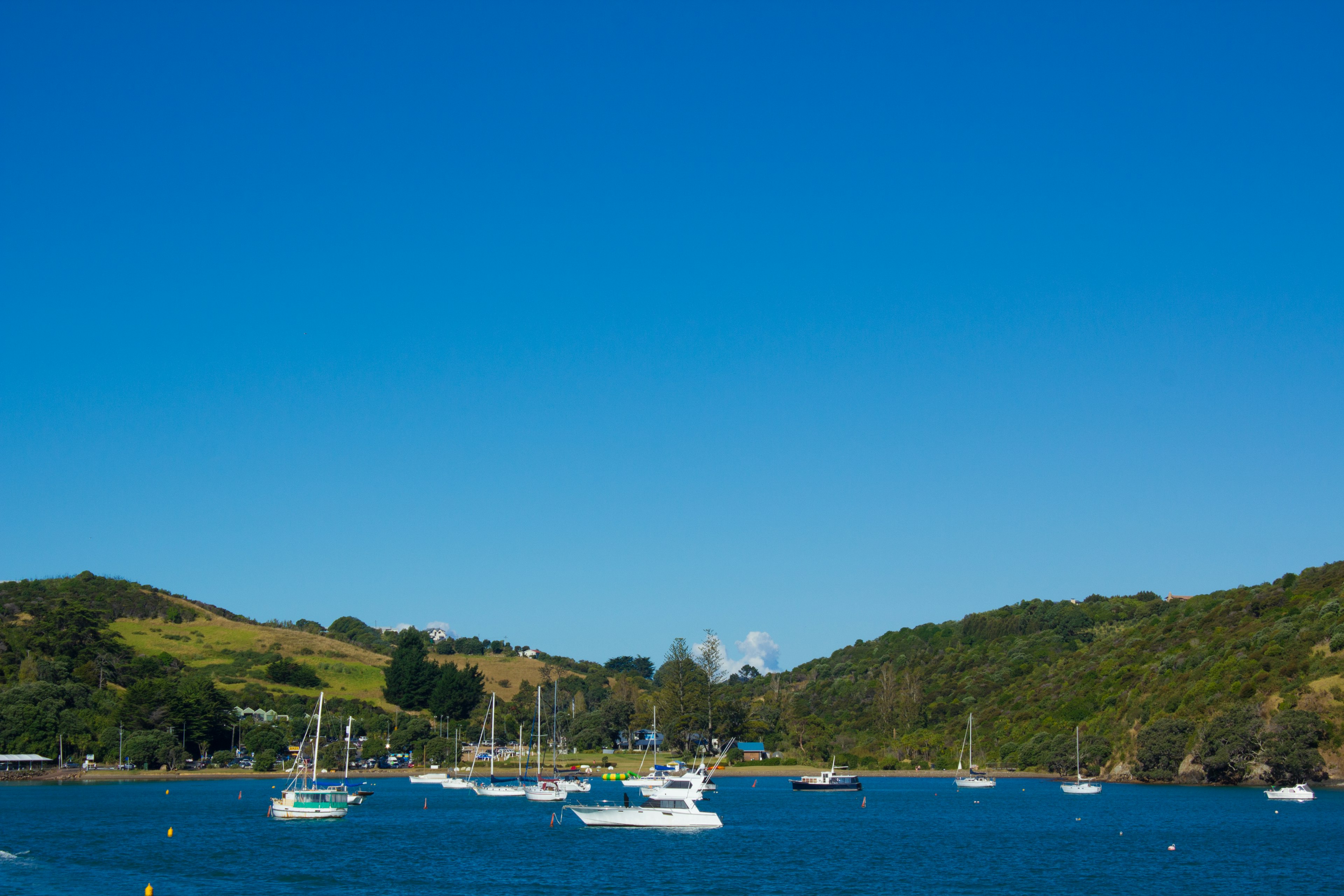 Vue pittoresque de voiliers dans une eau bleue sous un ciel clair