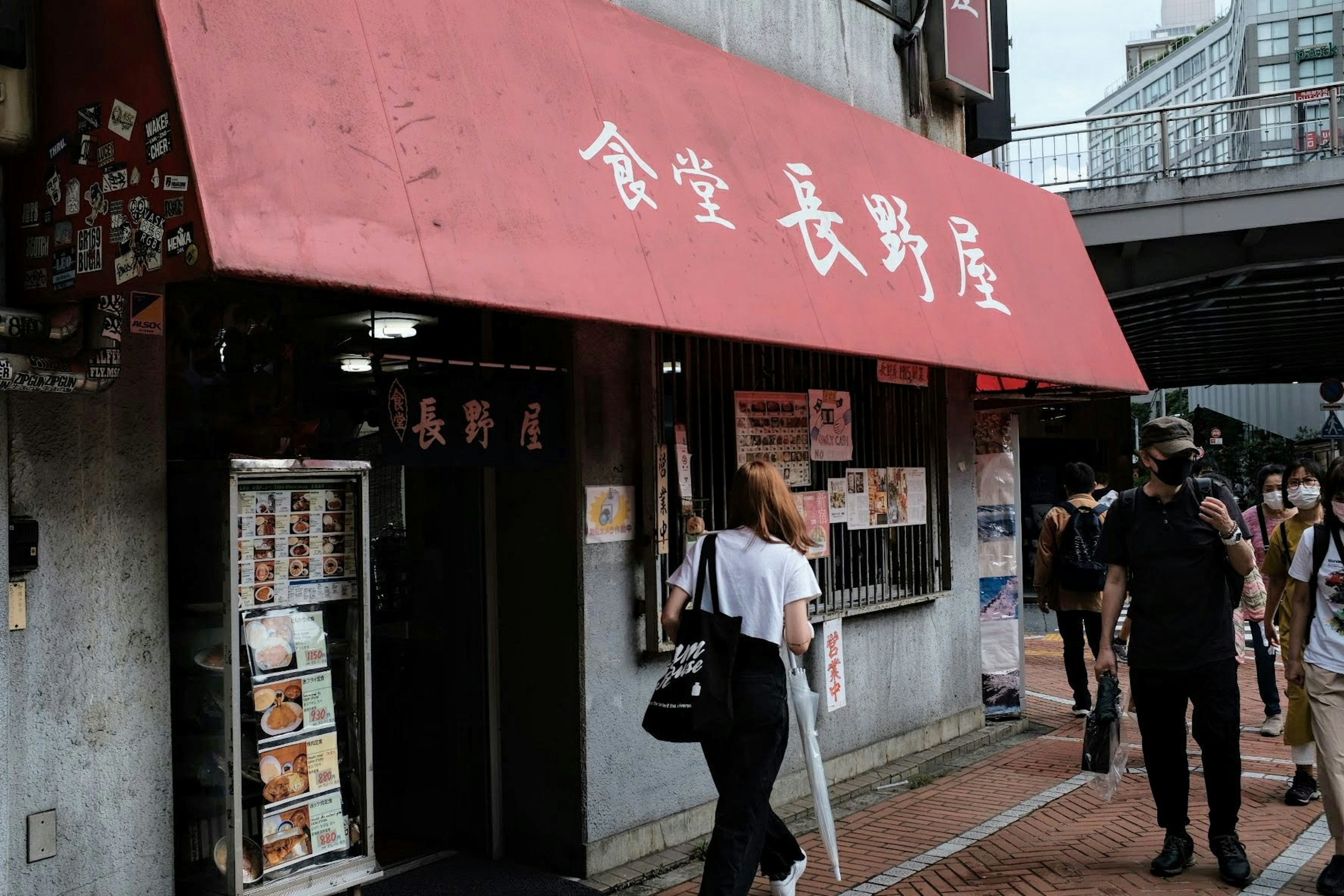 赤い屋根の食堂長野屋の外観 人々が通りかかる風景