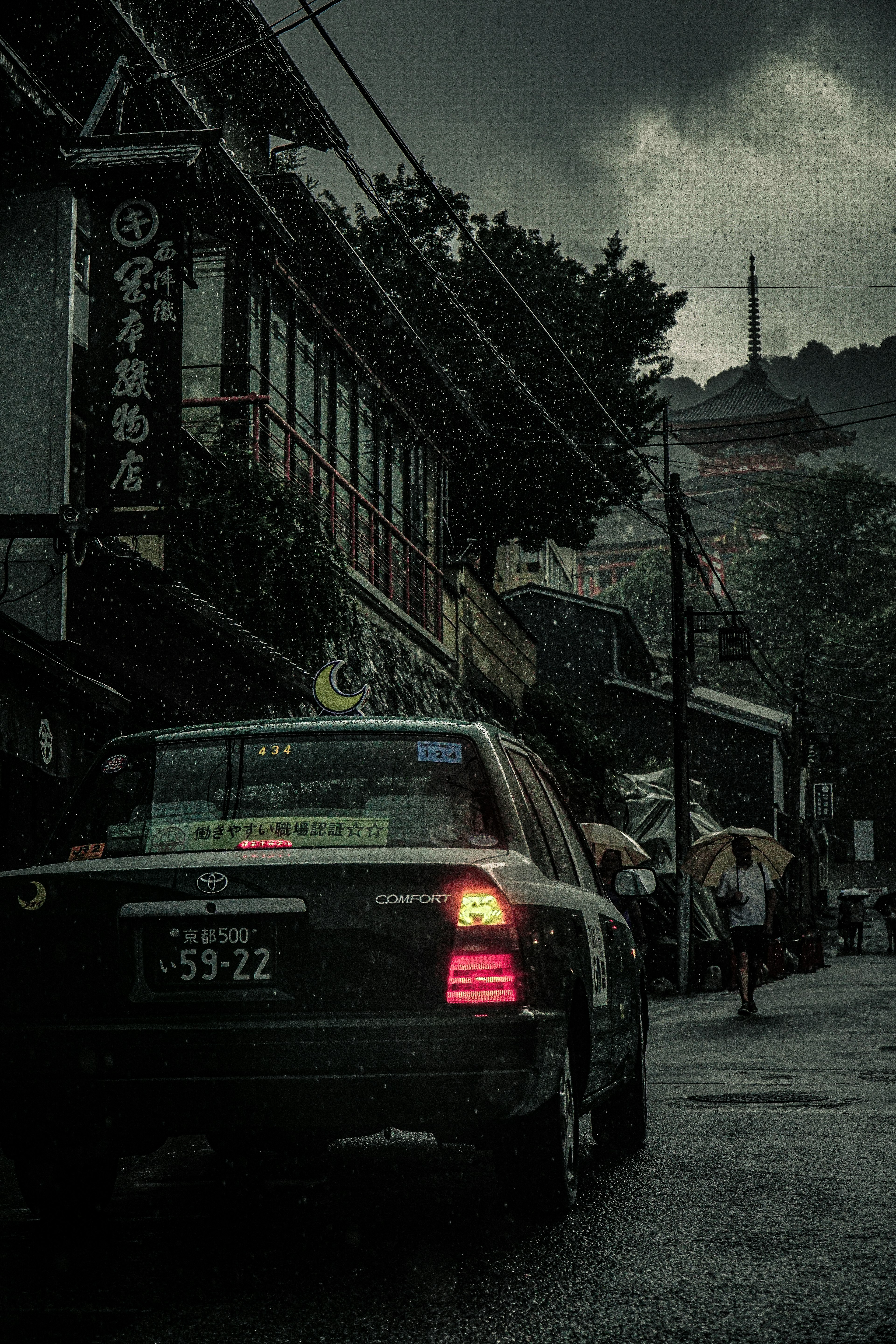 Taxi bajo la lluvia con un paisaje urbano de fondo