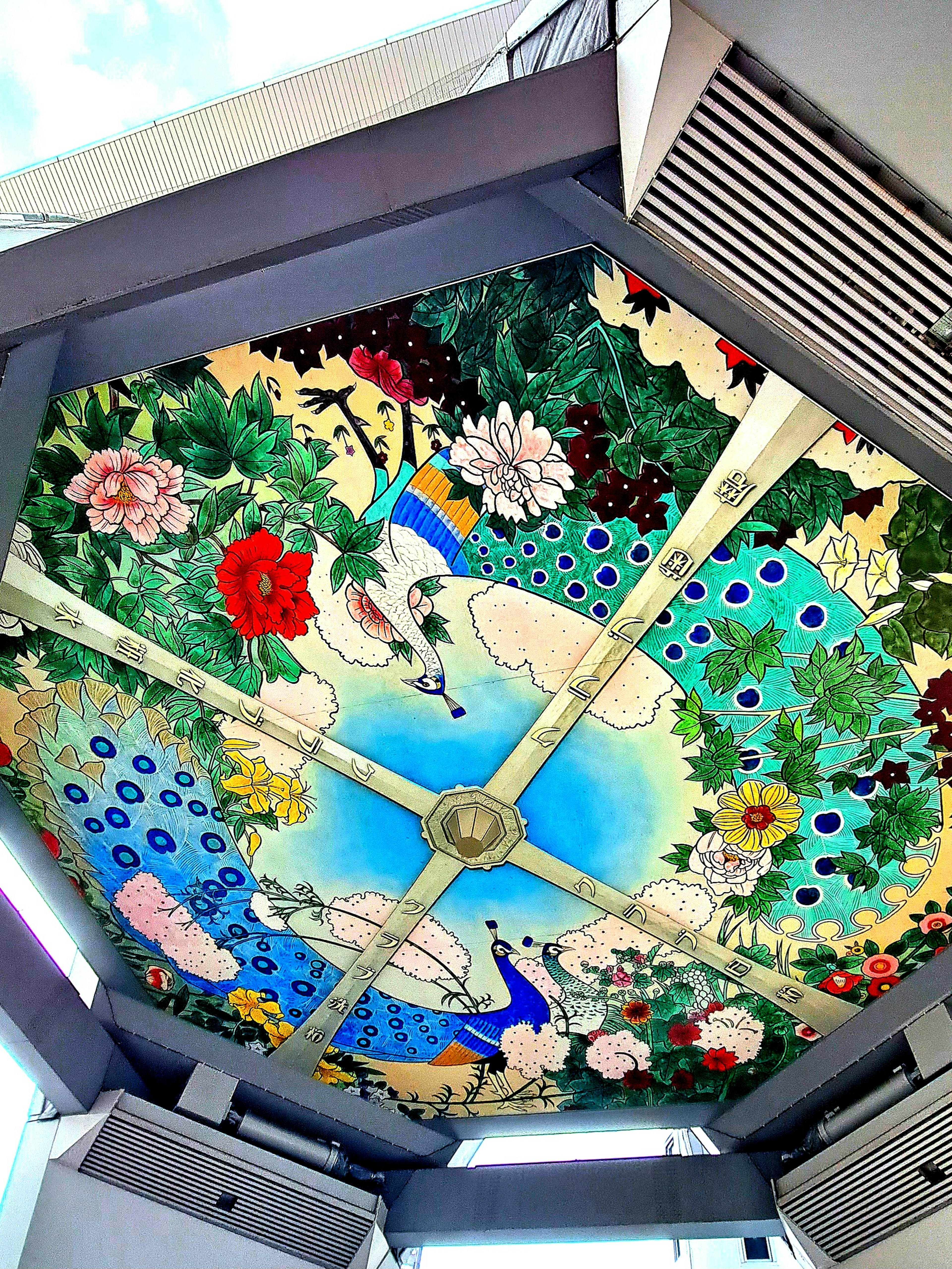 Hermoso mural en el techo con flores coloridas y cisnes