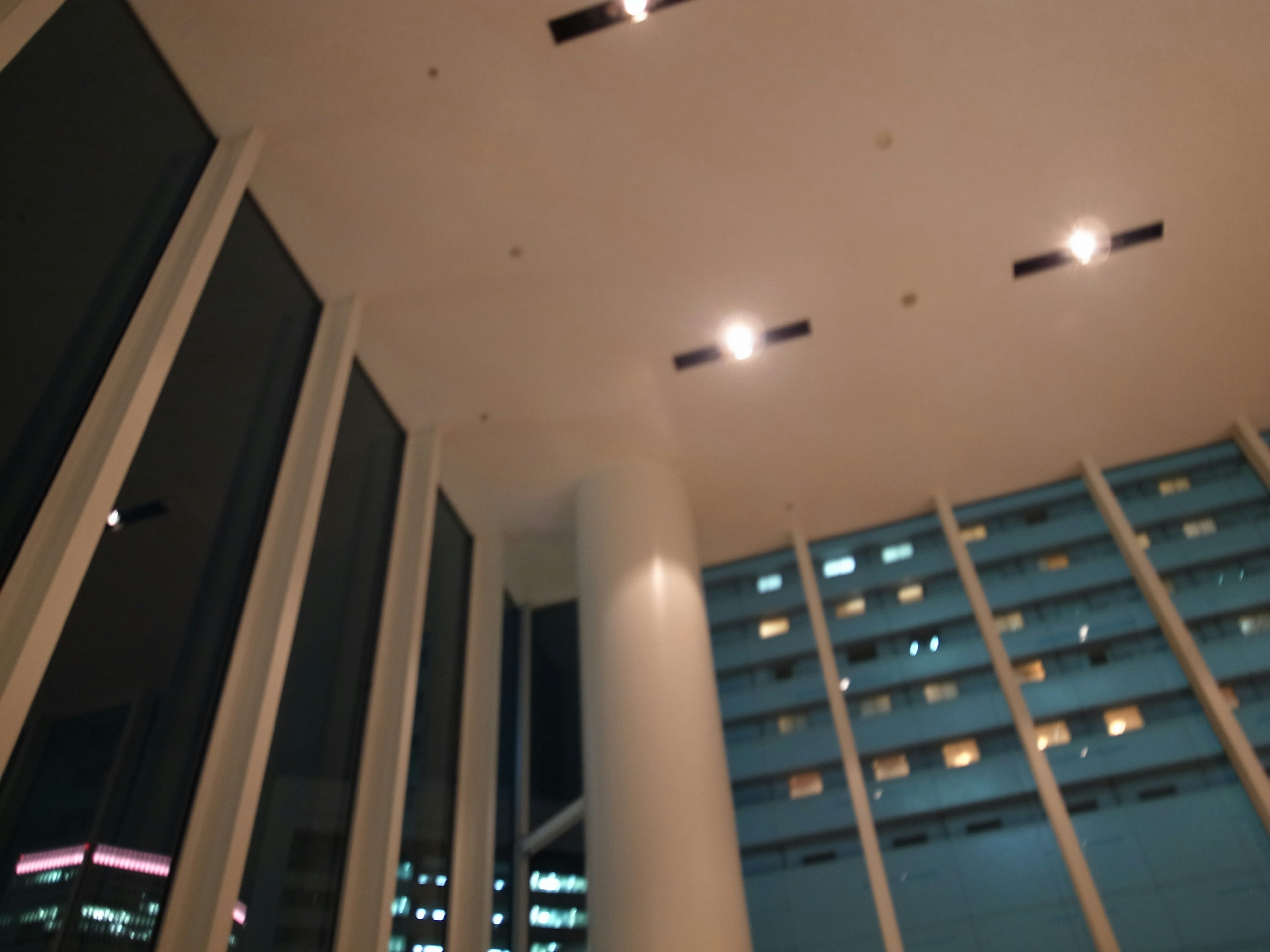 Intérieur d'un bâtiment moderne avec vue nocturne éclairage lumineux et grandes fenêtres