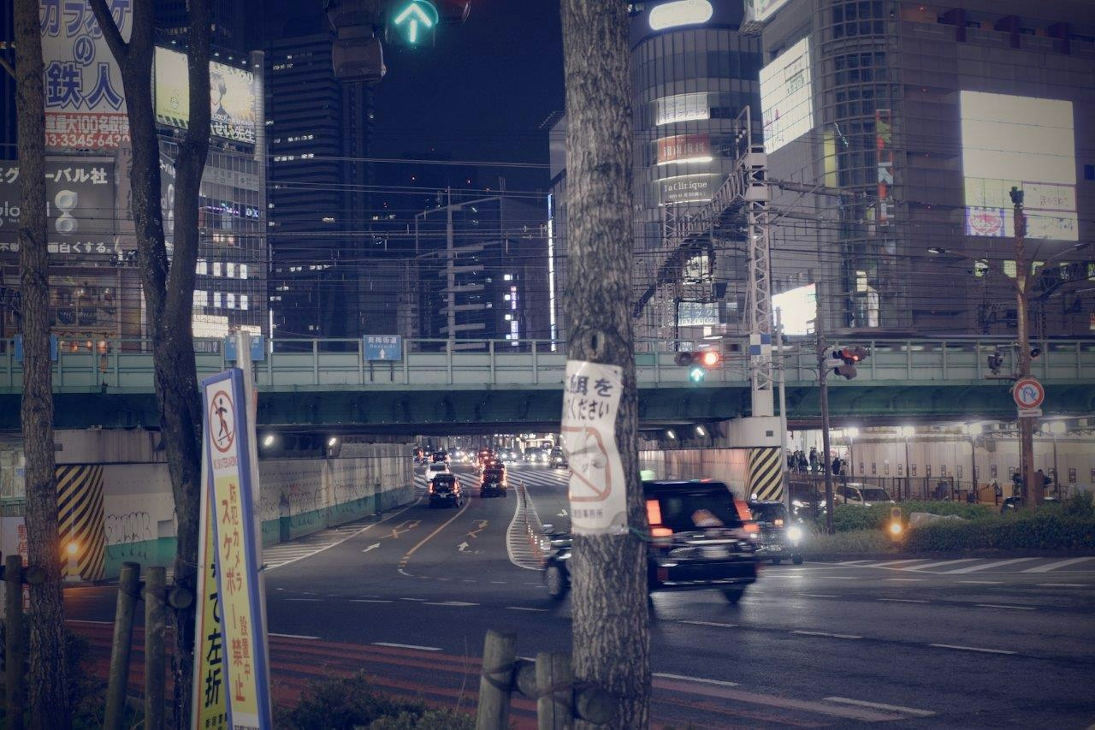 Night city scene featuring an intersection and traffic lights