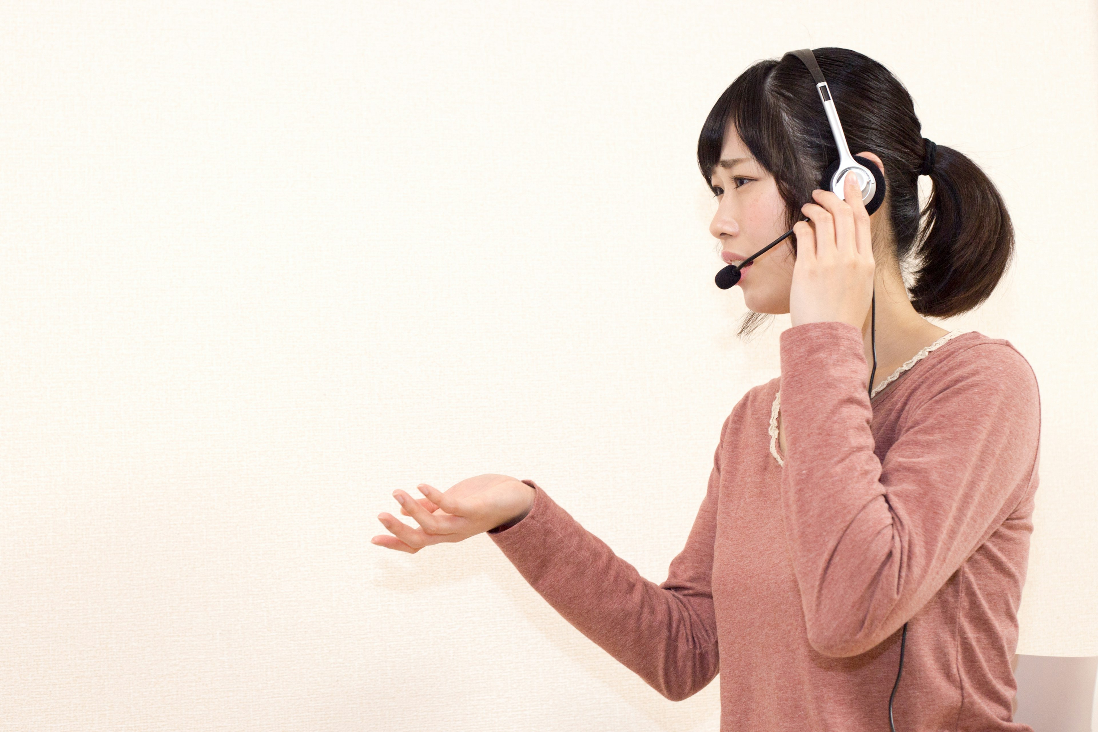 Mujer hablando con auriculares