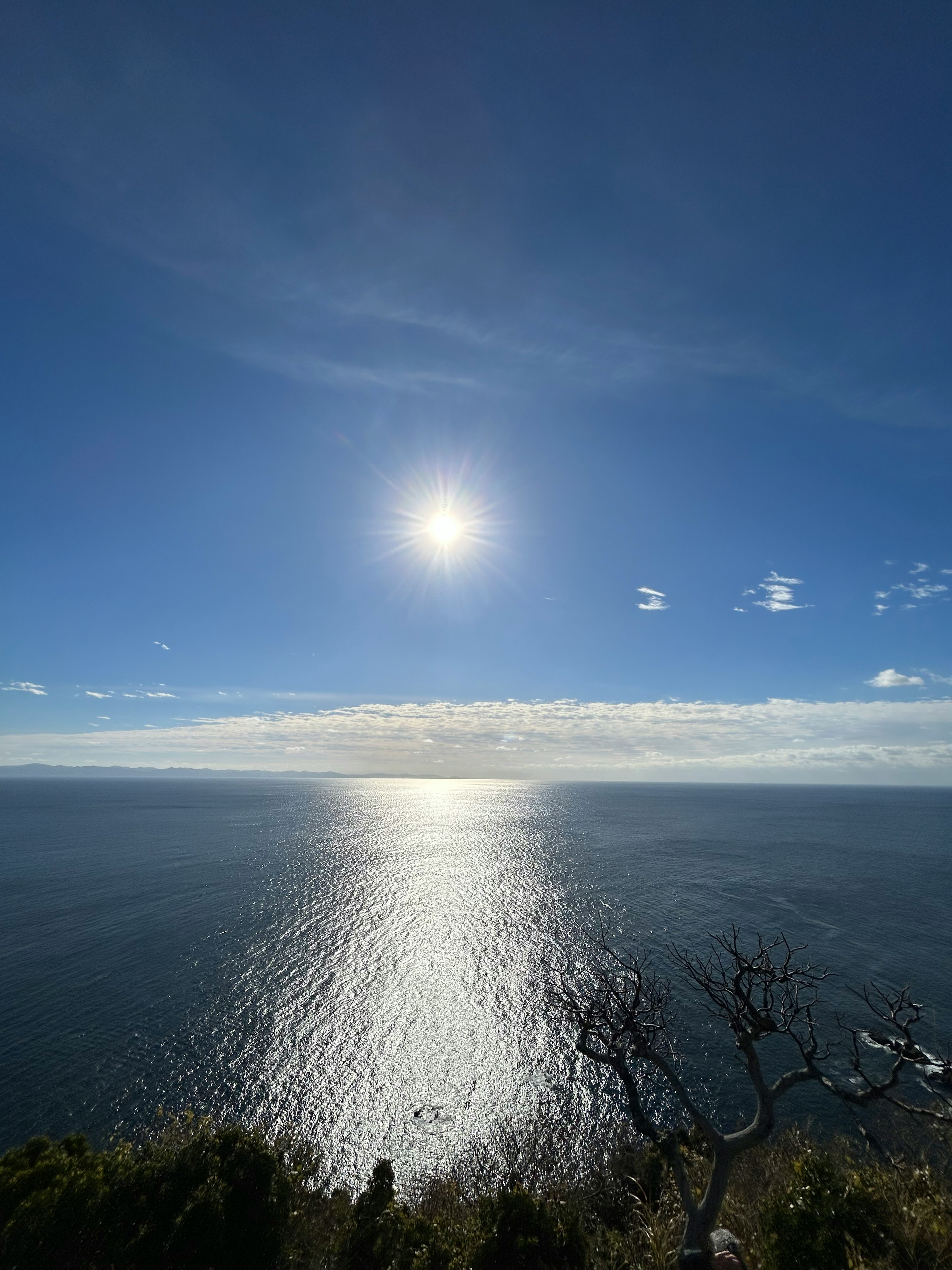 青い空と海の上に輝く太陽の風景