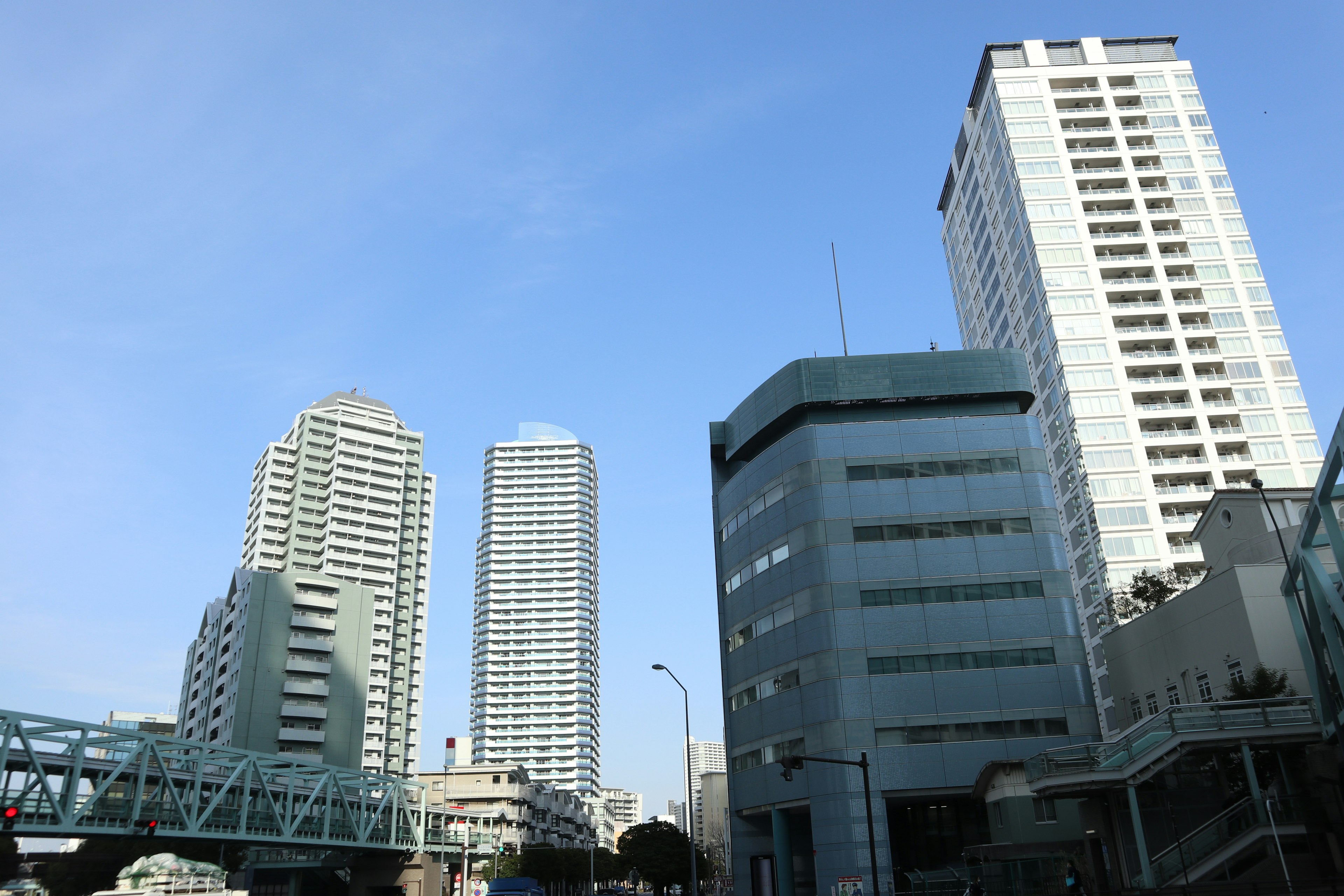 城市风景，有高楼大厦在晴朗的蓝天下