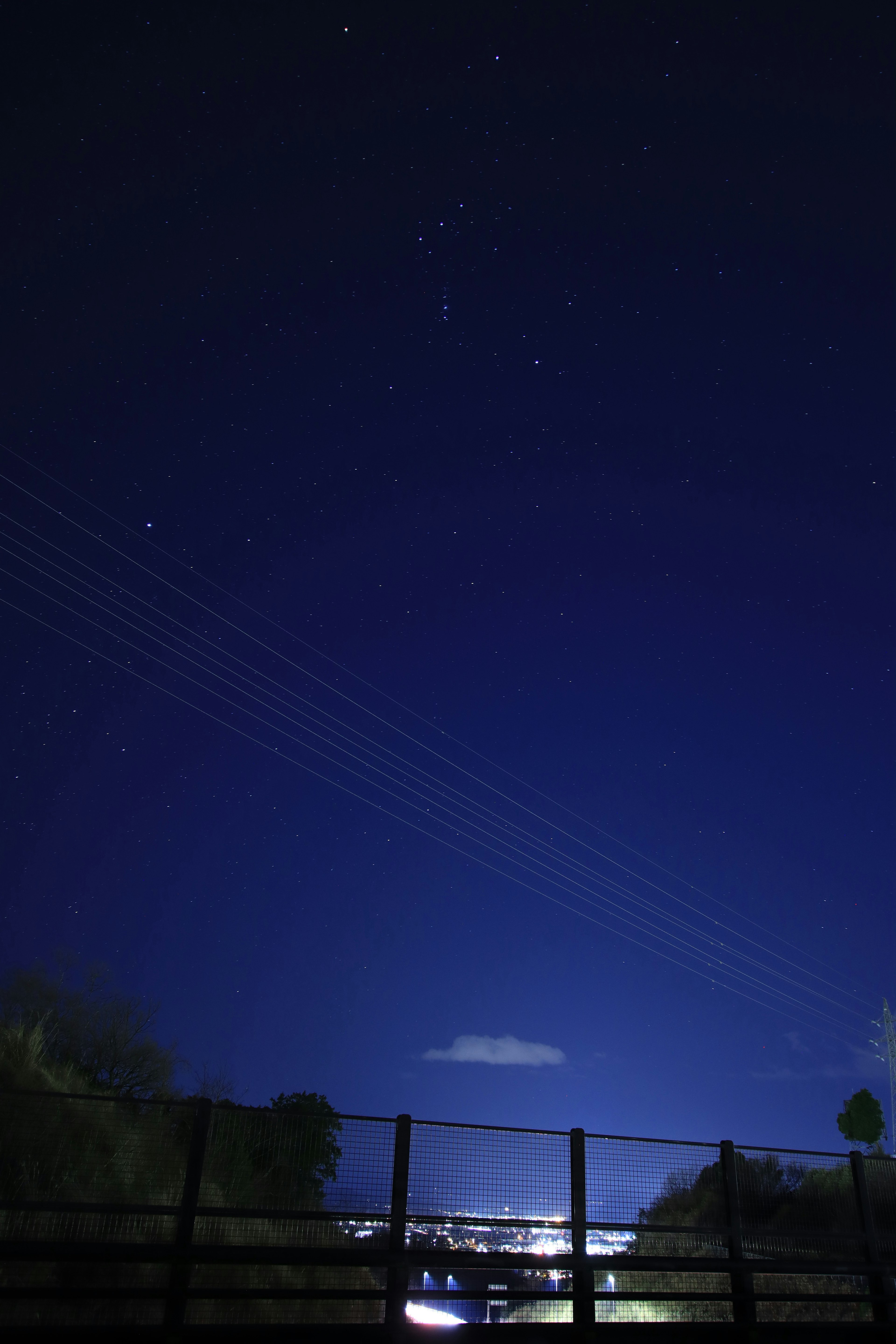 夜空に星が輝く風景と電線が見える