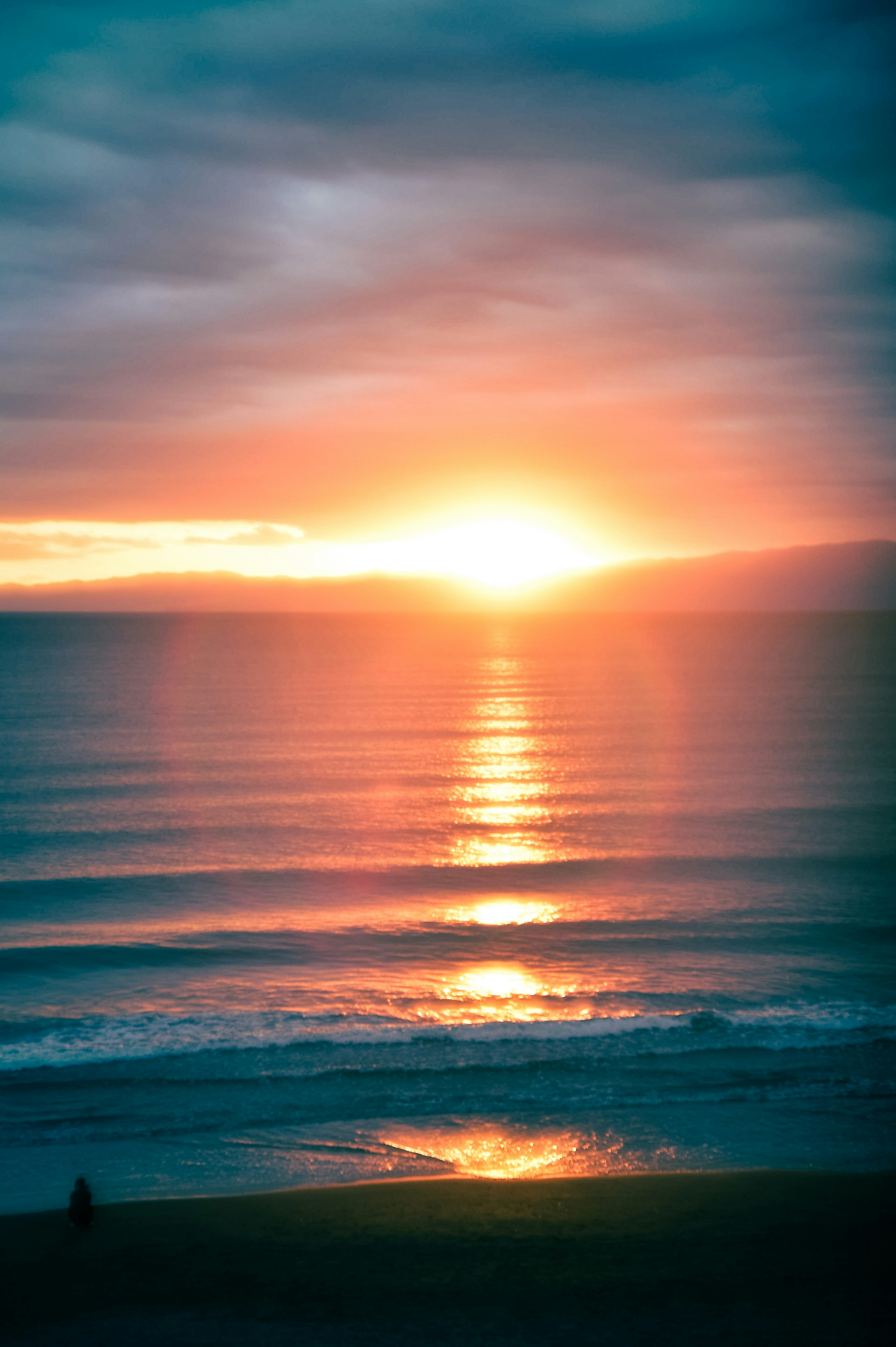 美しい夕日が海に沈むシーン