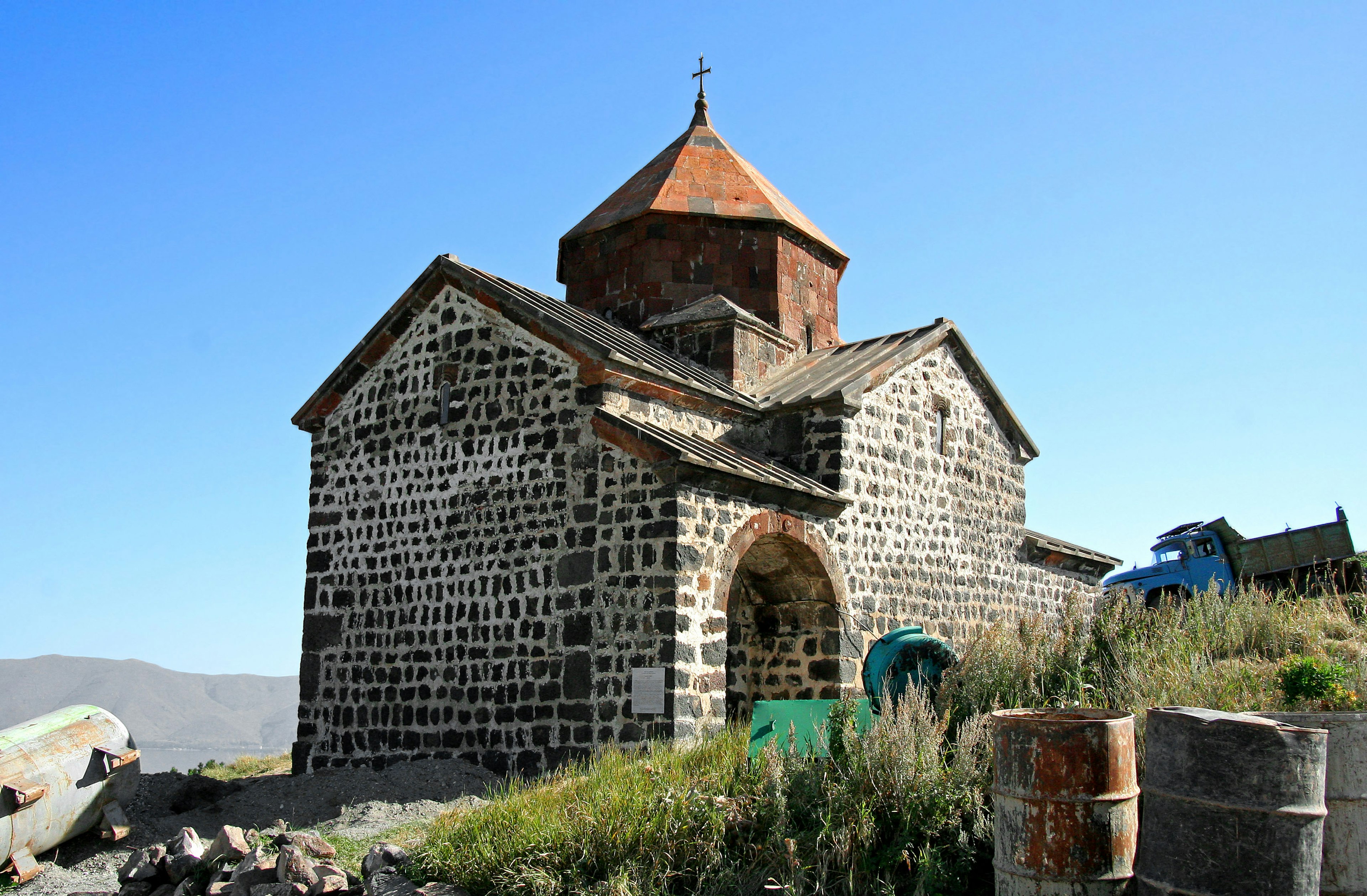 Una vecchia chiesa di pietra si erge sotto un cielo blu