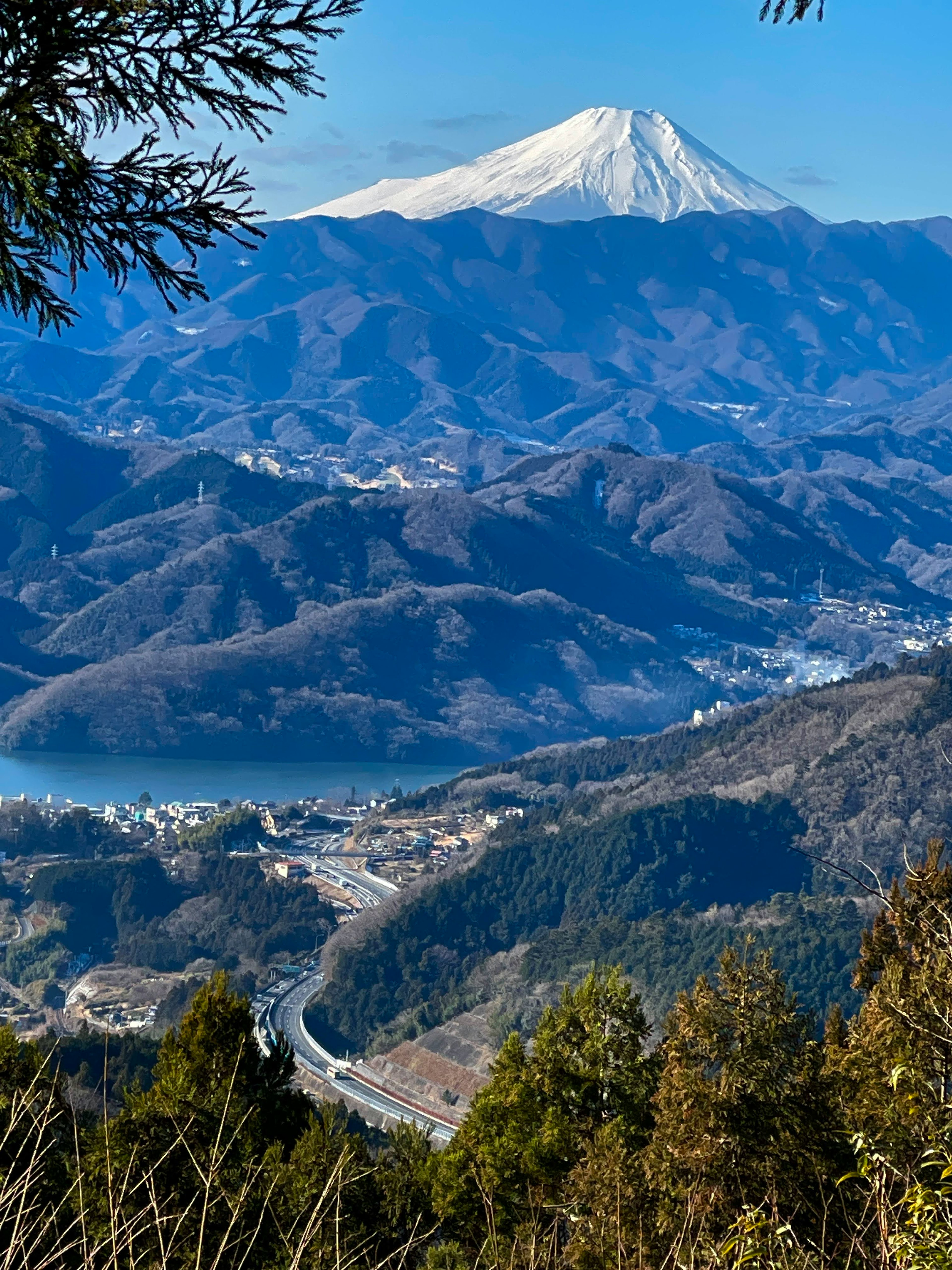 富士山が背景に広がる山々の風景と湖の眺め