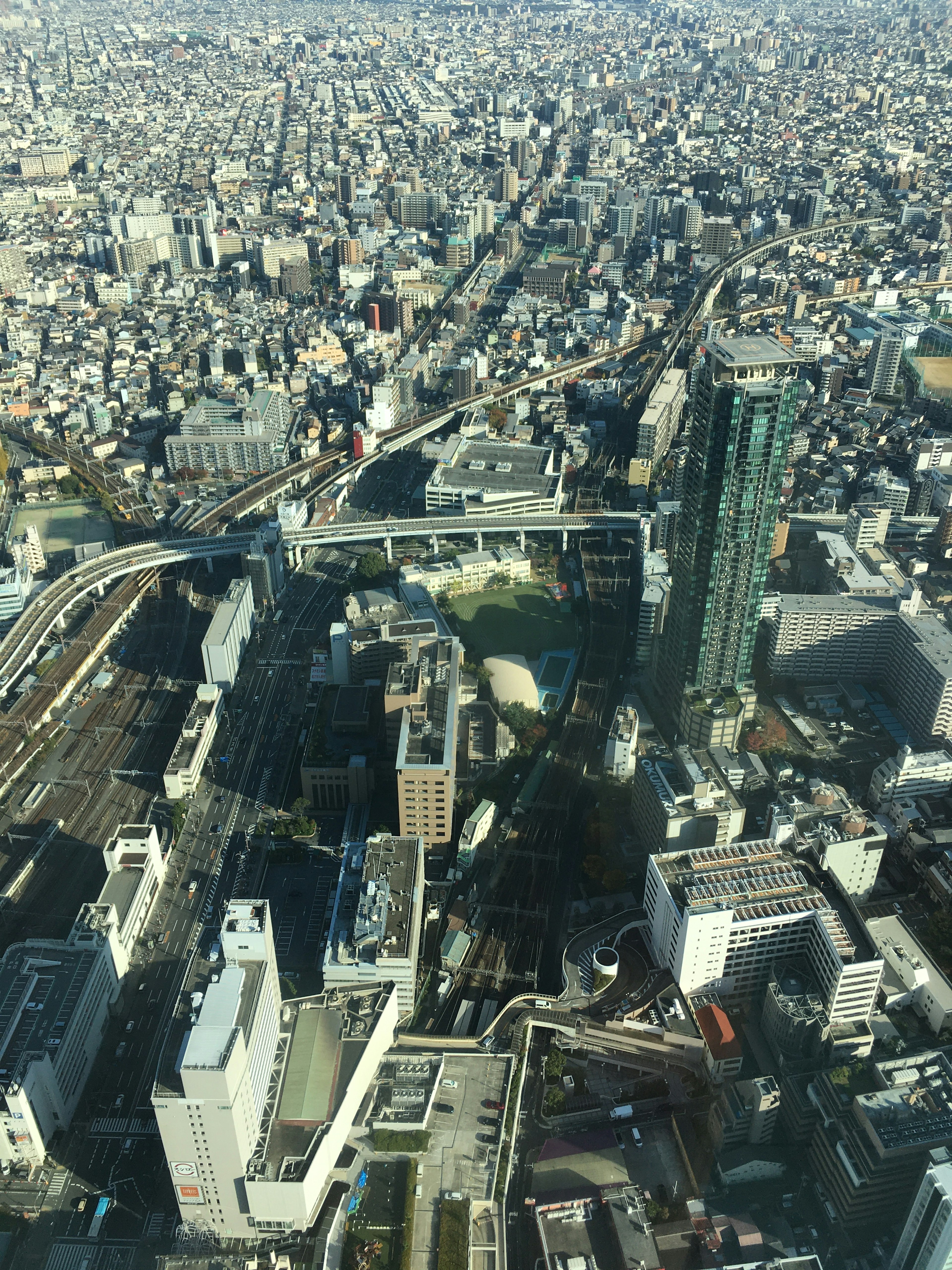 城市的航拍圖，展示了高層建築和密集的布局