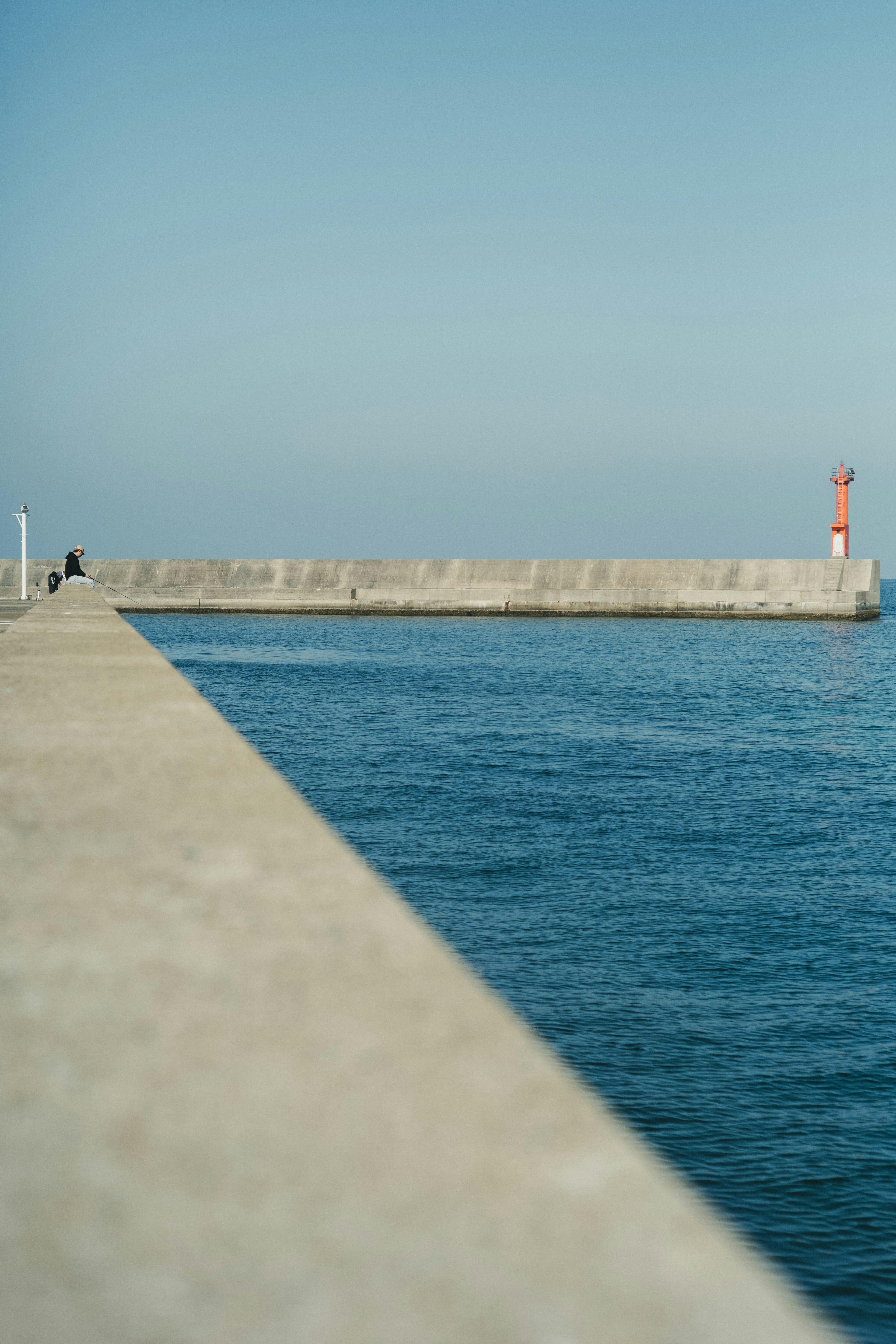 Vista del mare calmo con struttura in cemento del molo