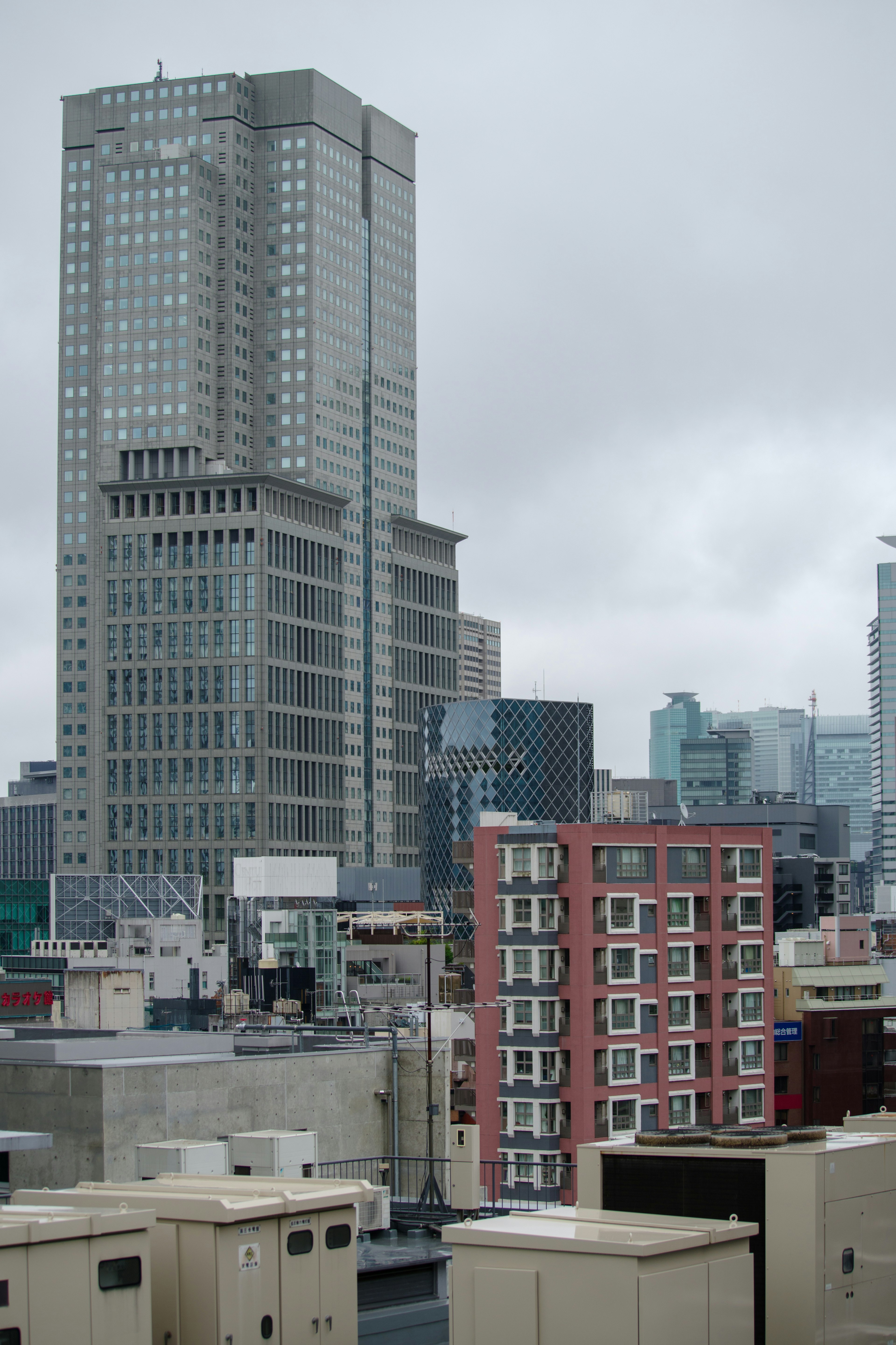 Paysage urbain avec de grands bâtiments sous un ciel nuageux