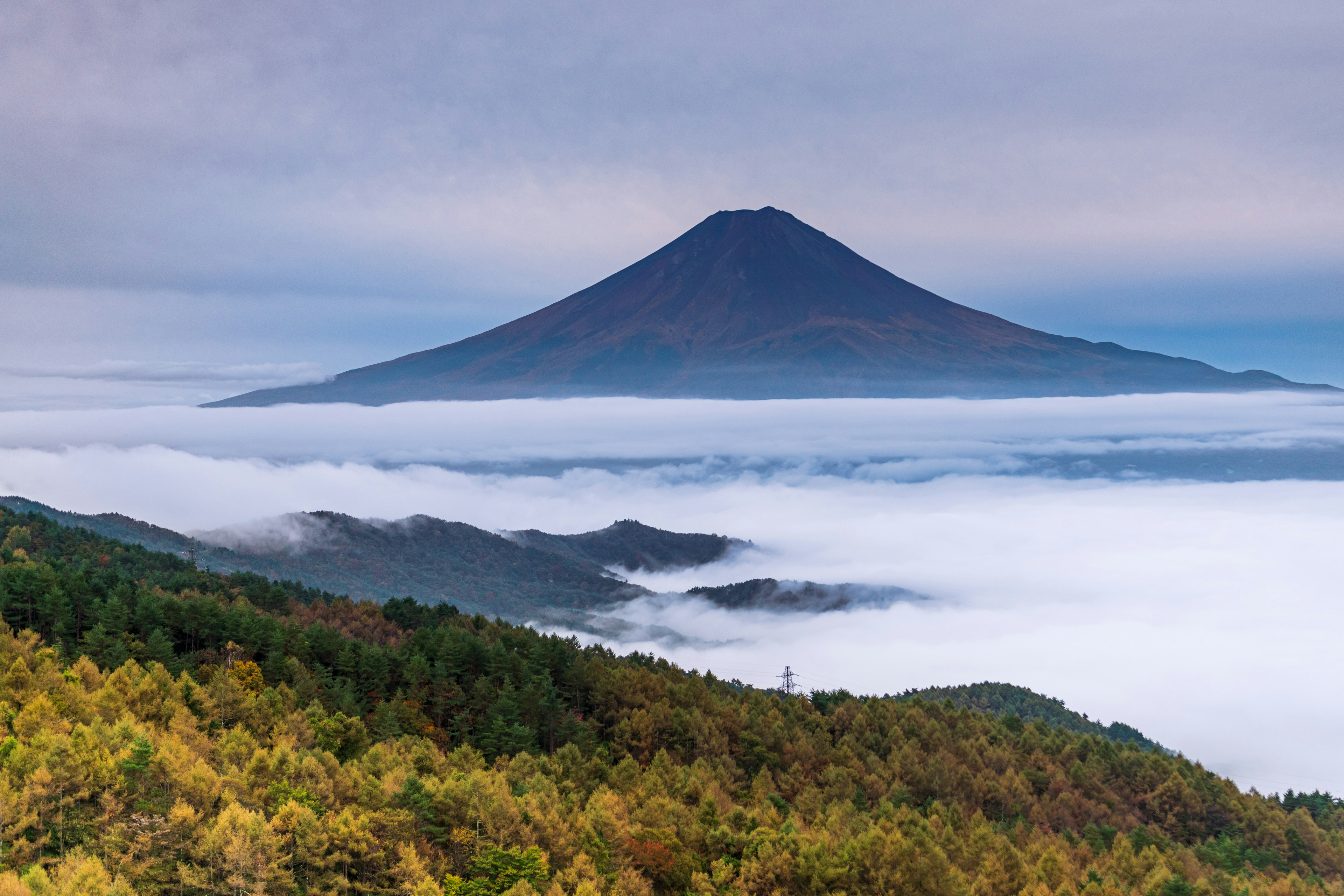 山と雲海の風景 富士山の美しいシルエット