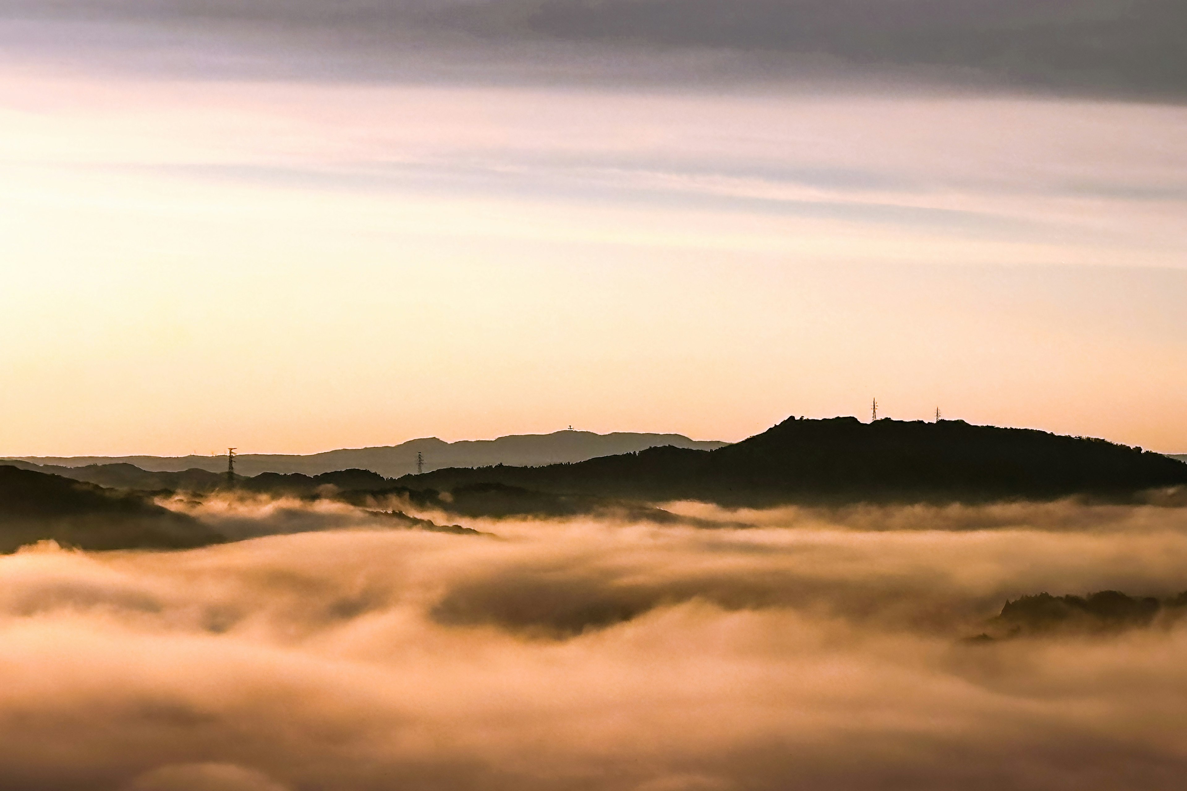 Schöne Landschaft von Bergen, die im Nebel gehüllt sind