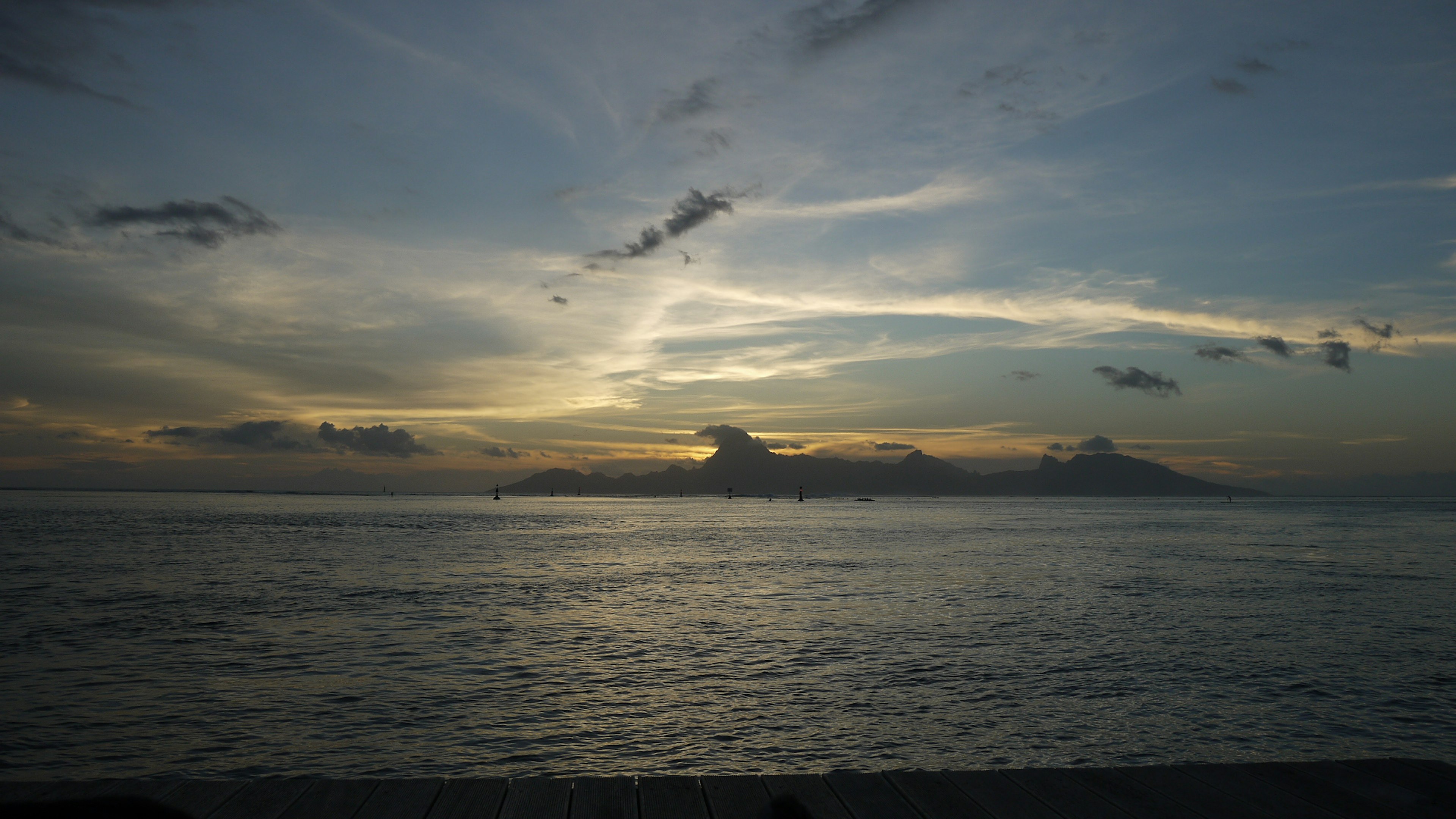 海と空の美しい夕暮れの景色