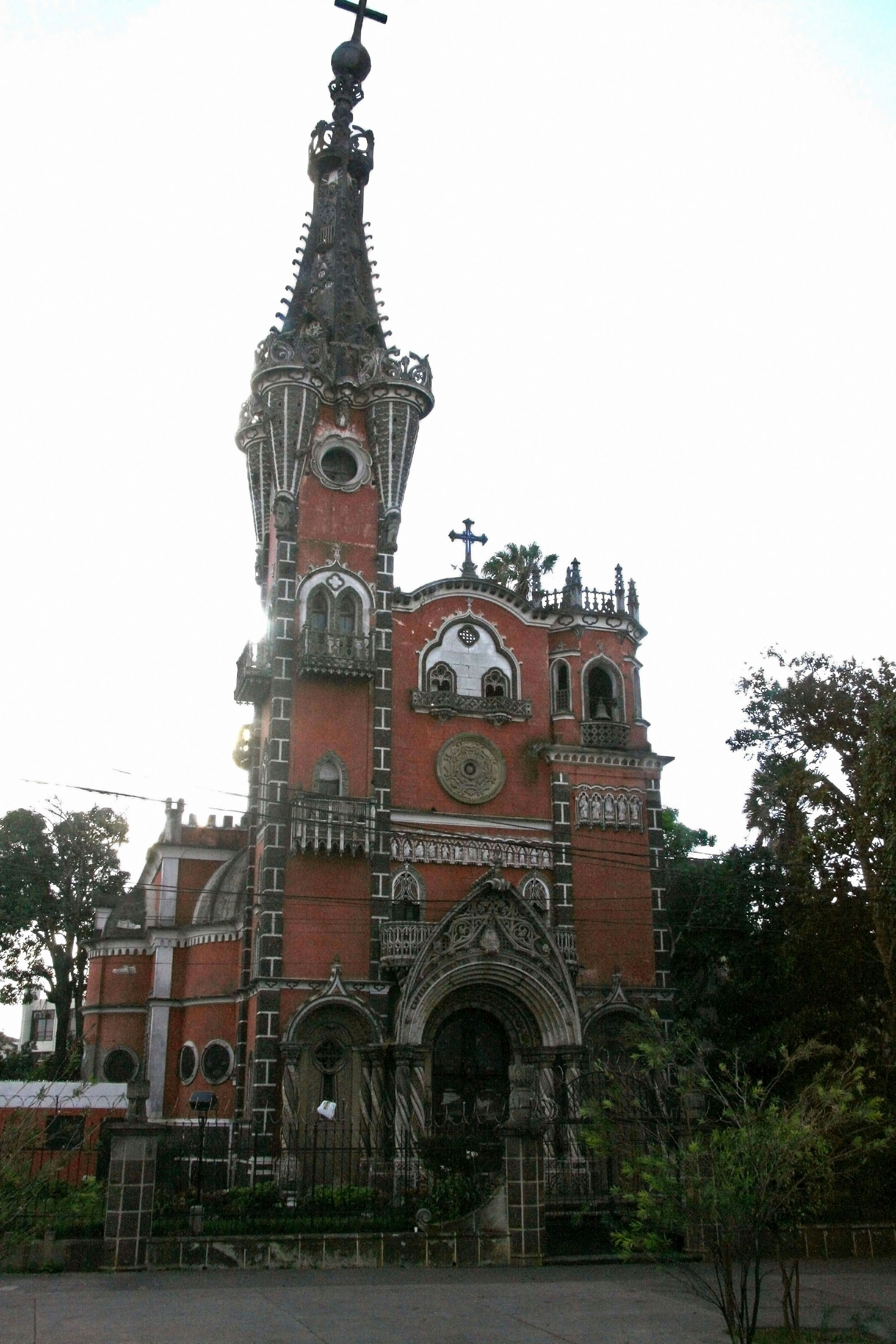 Extérieur d'une église avec brique rouge et flèche décorative