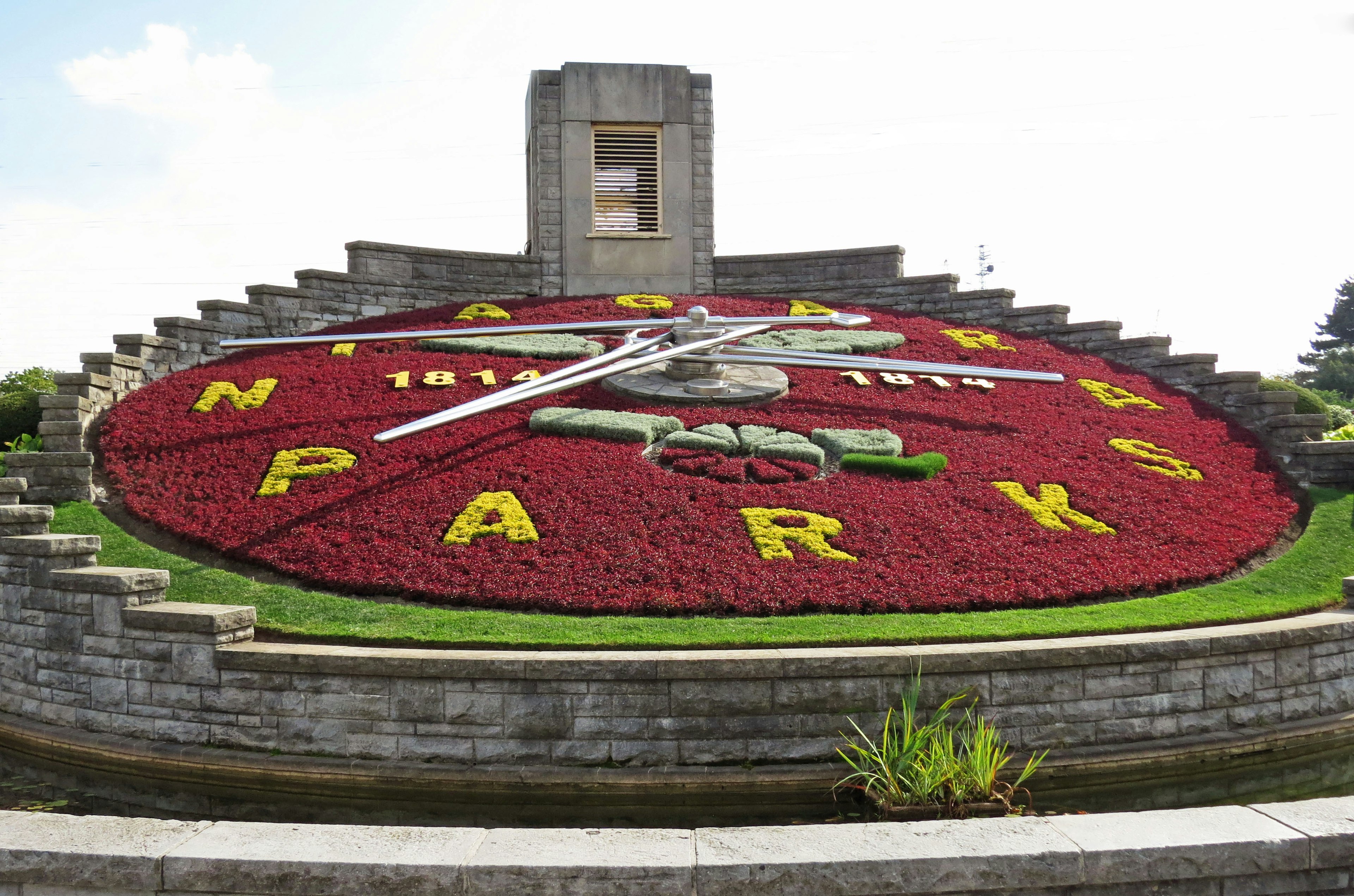 尼亞加拉公園的花鐘設計，鮮豔的花朵和大型指針