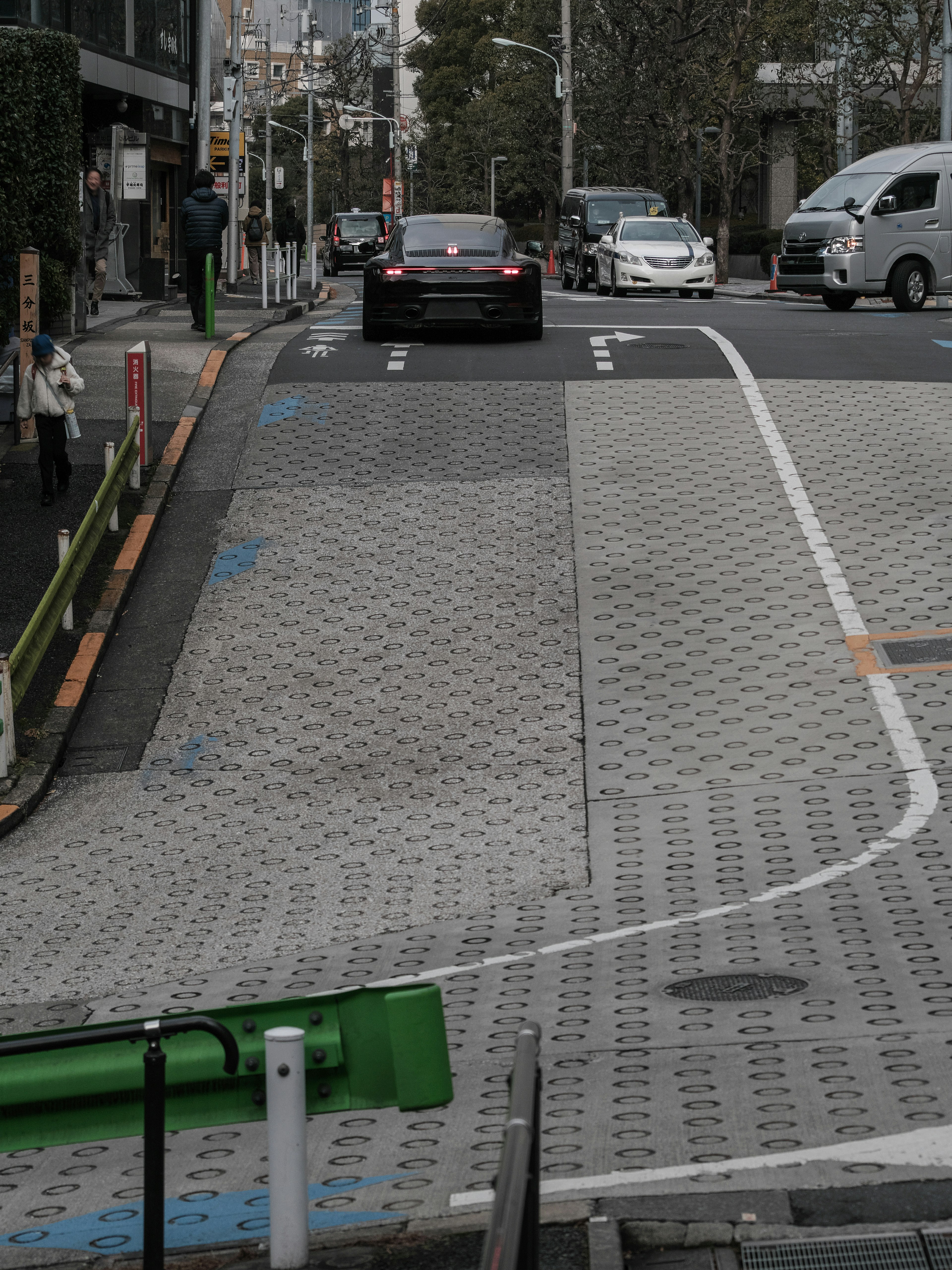 Städtische Straßenszene mit einem schwarzen Auto und auffälligem Pflaster